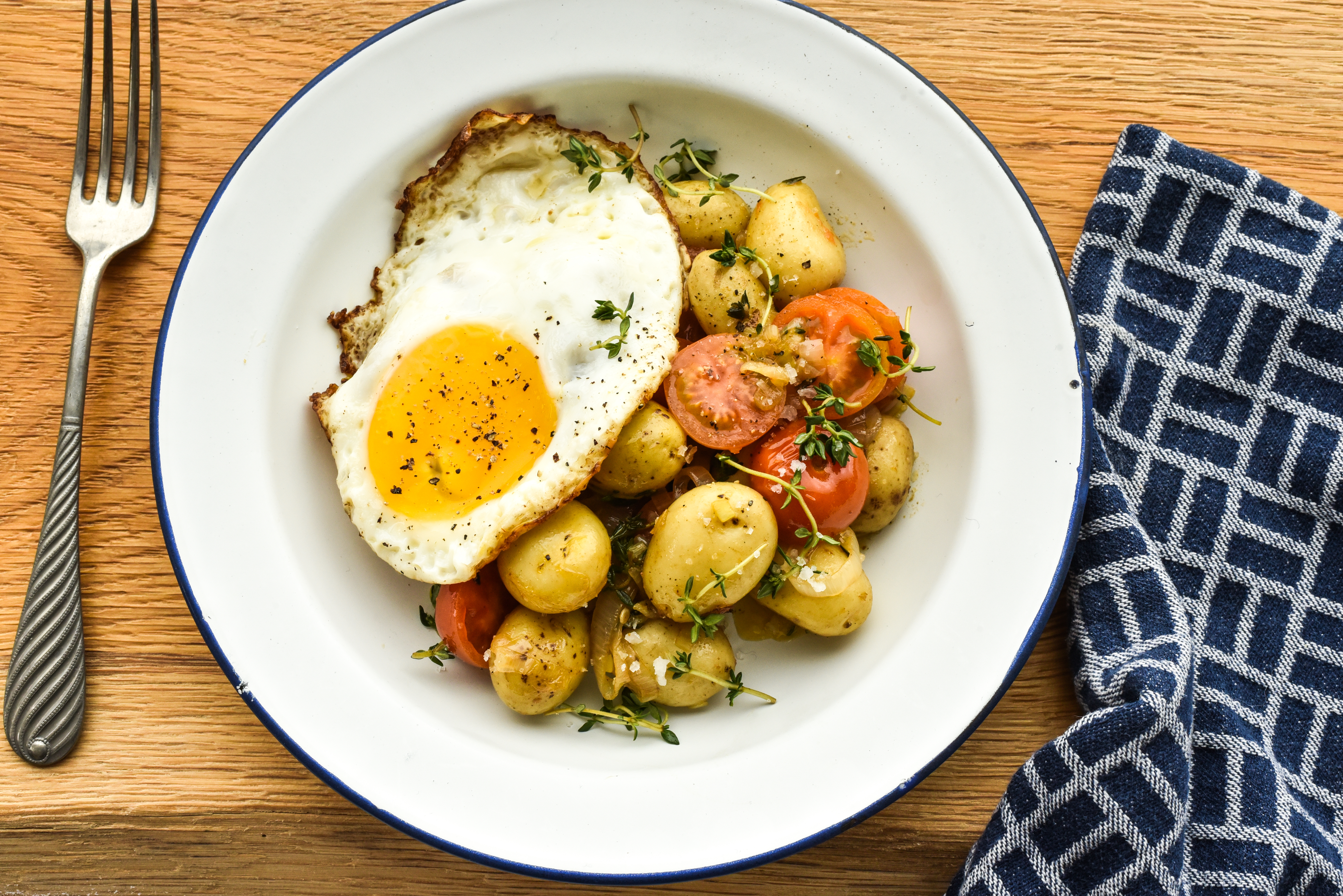 Lun kartoffelsalat med tomater og spejlæg