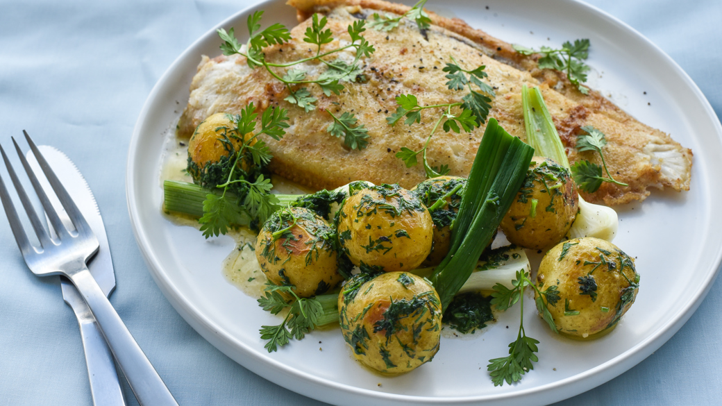 Stegt fladfisk med nye kartofler i urtesmør