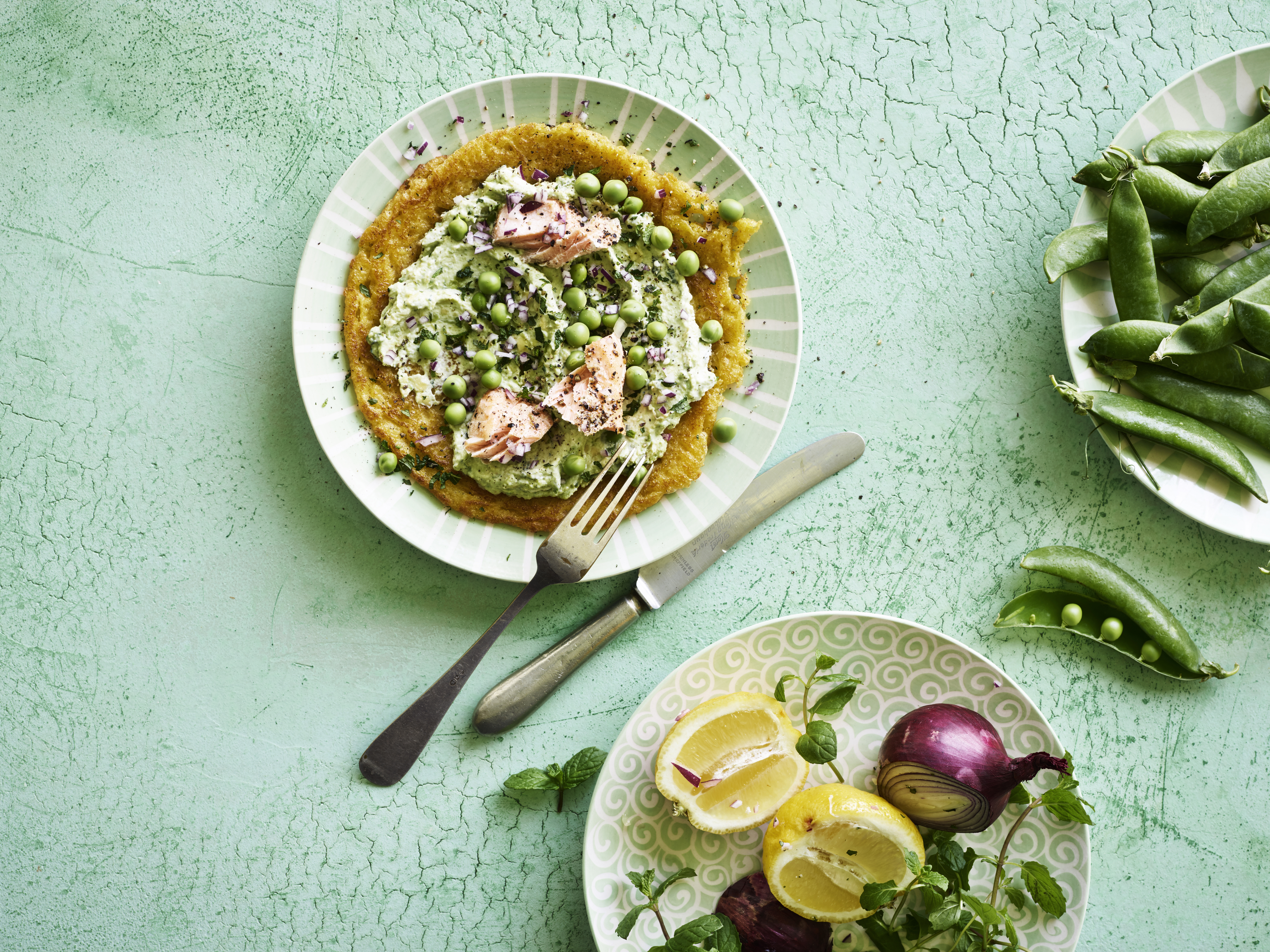 Åben majspandekage med avokado og myntecreme