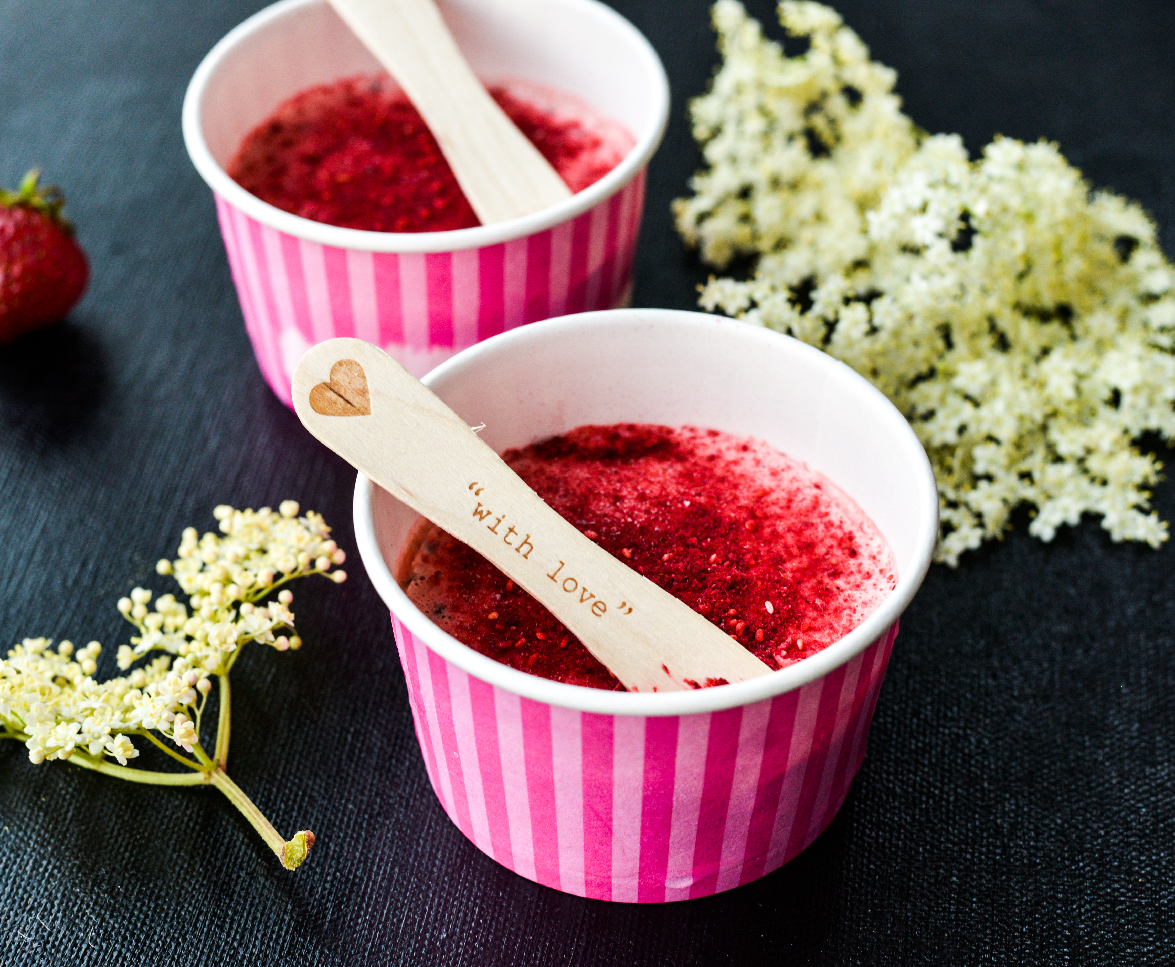 Jordbæris med hyldeblomst