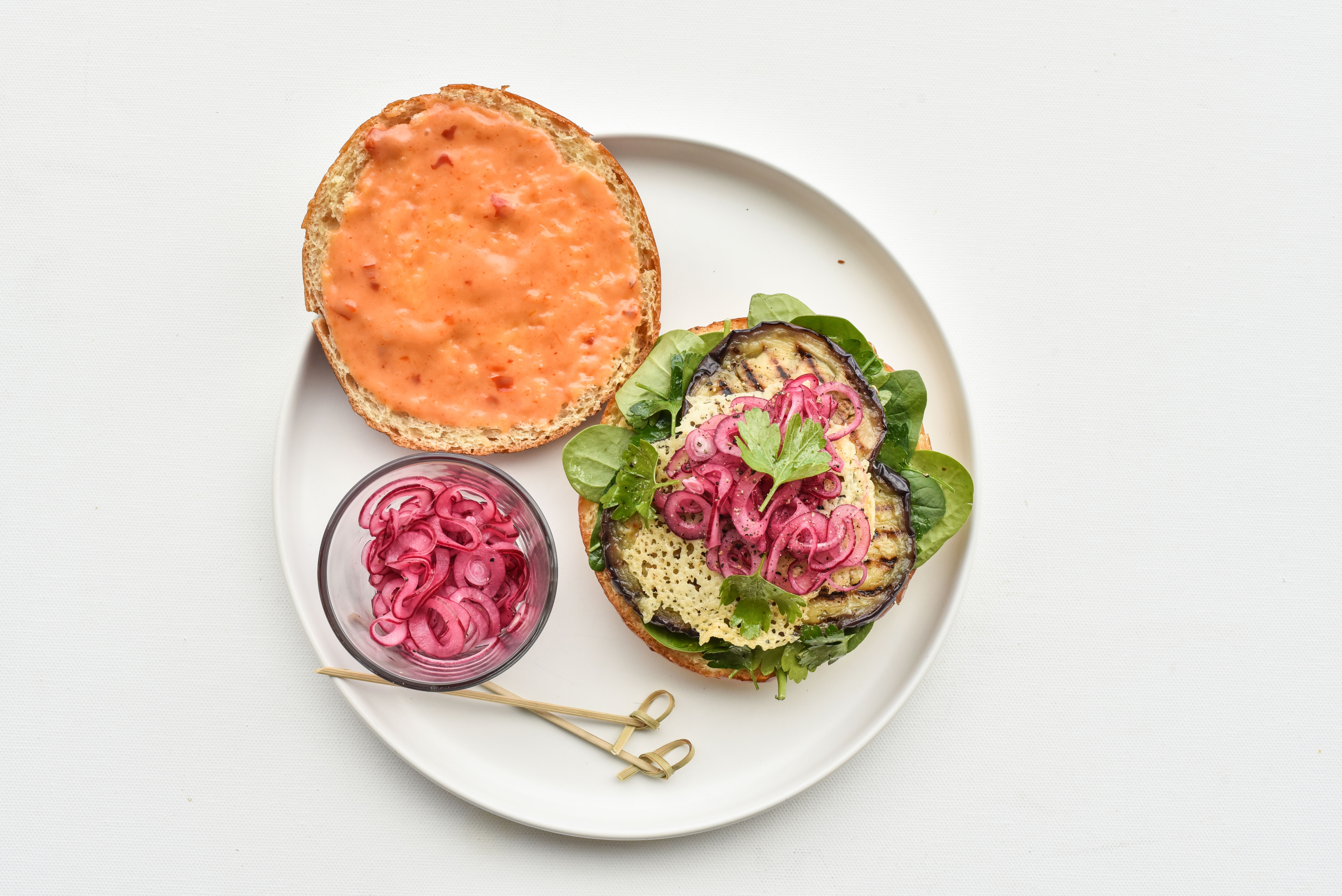 Burger med grillet grønt og syltede rødløg