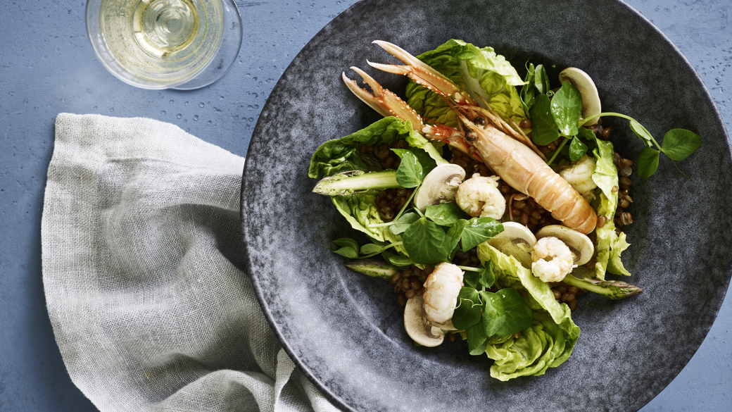 Salat med hvedekerner og jomfruhummer