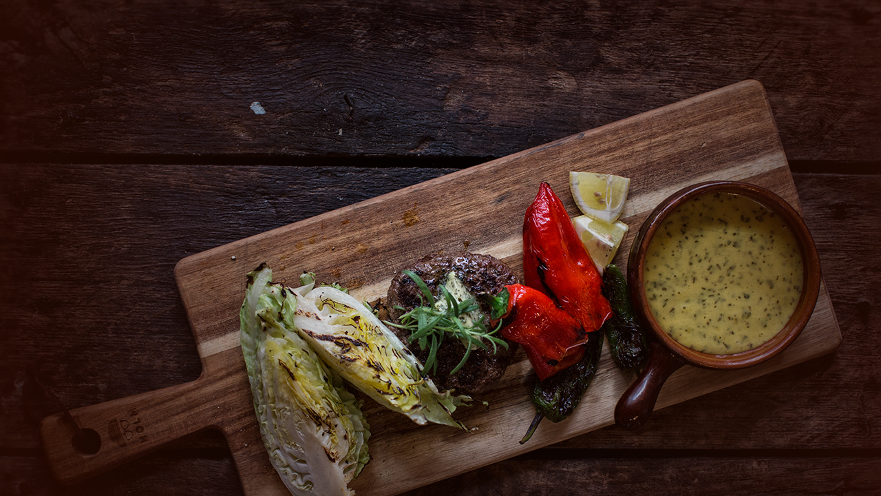 Grillet hakkebøf med bearnaise, Padron peberfrugt og kål