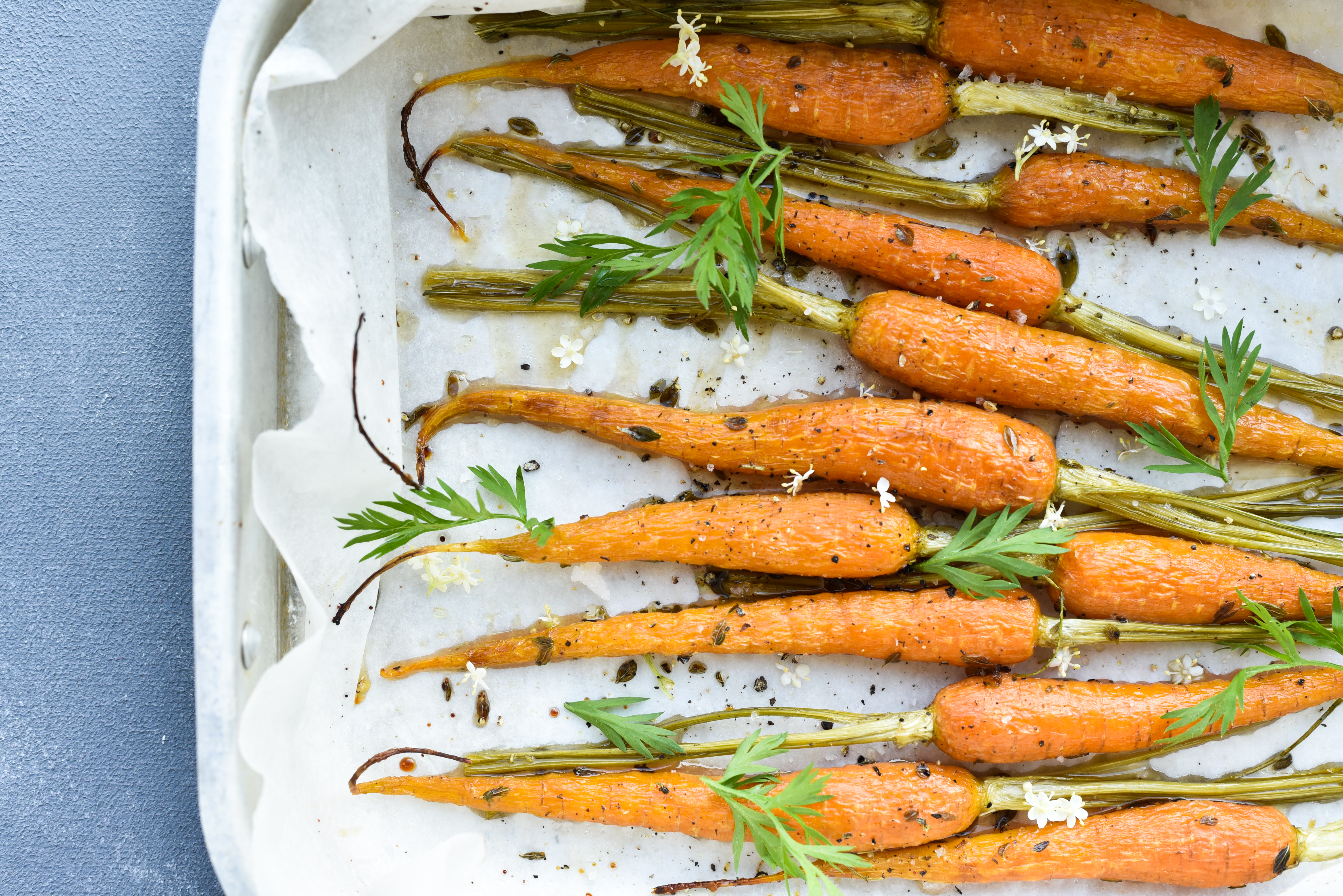 Bagte gulerødder med hyldeblomstmarinade