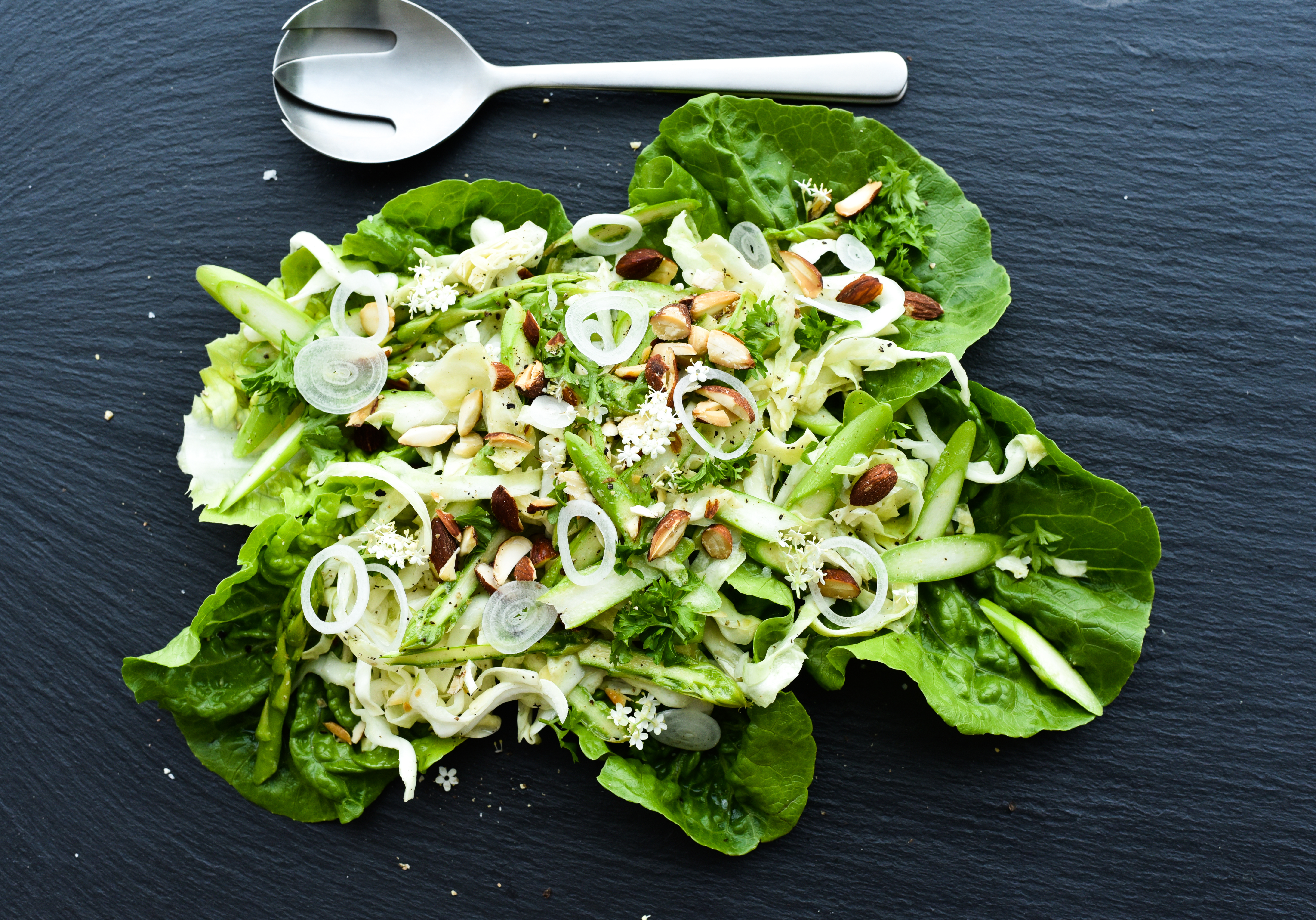Sprød salat med mandler, persille og hyldeblomstdressing