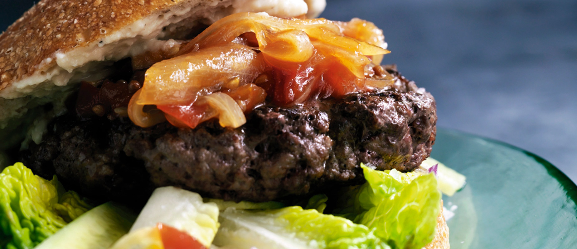 Hjemmelavet burger med tomatchutney og hummus
