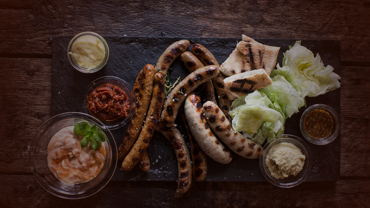 Grillede pølser med 4 slags dip og pitabrød