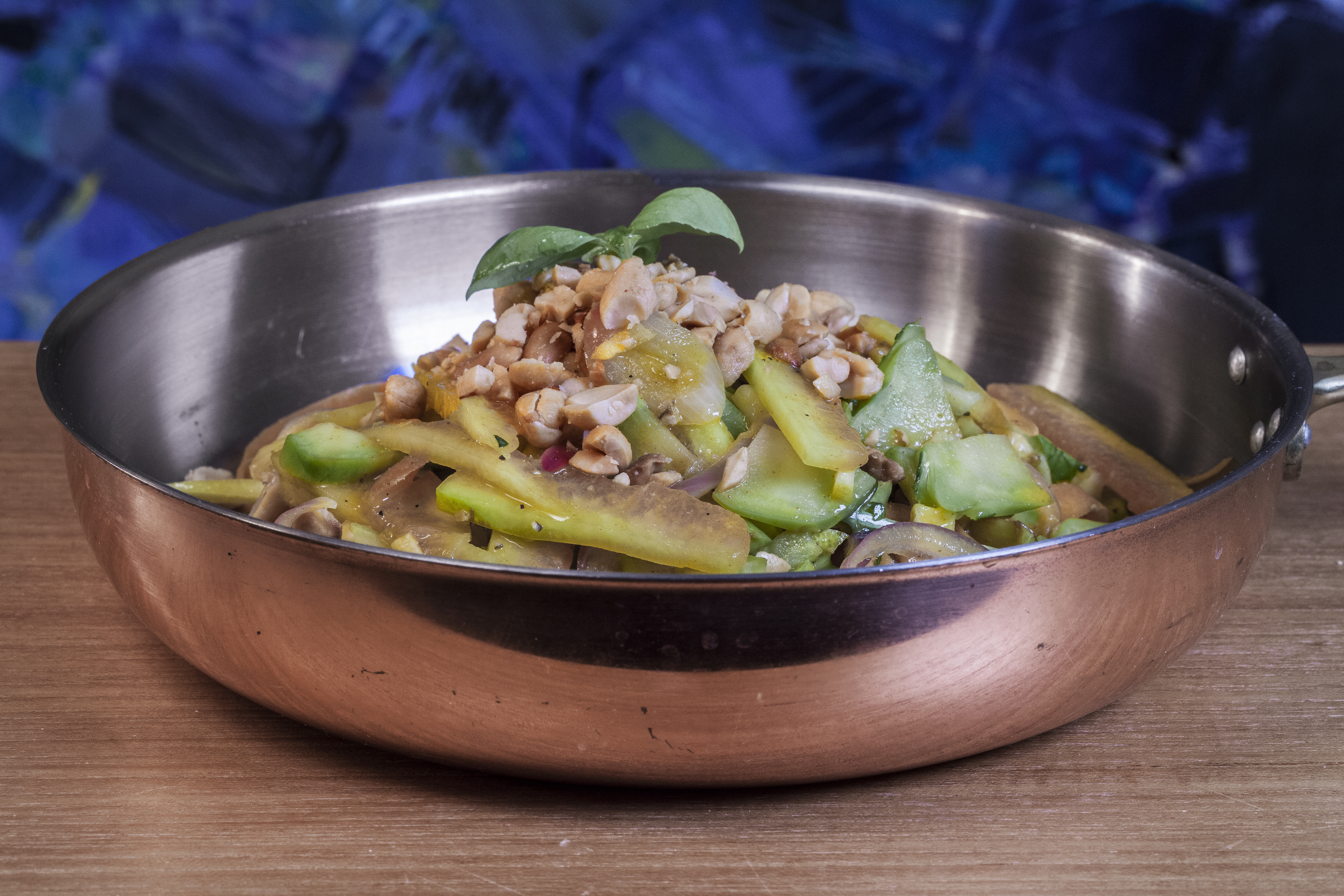 Vegetarisk wokret med vandmelonskal