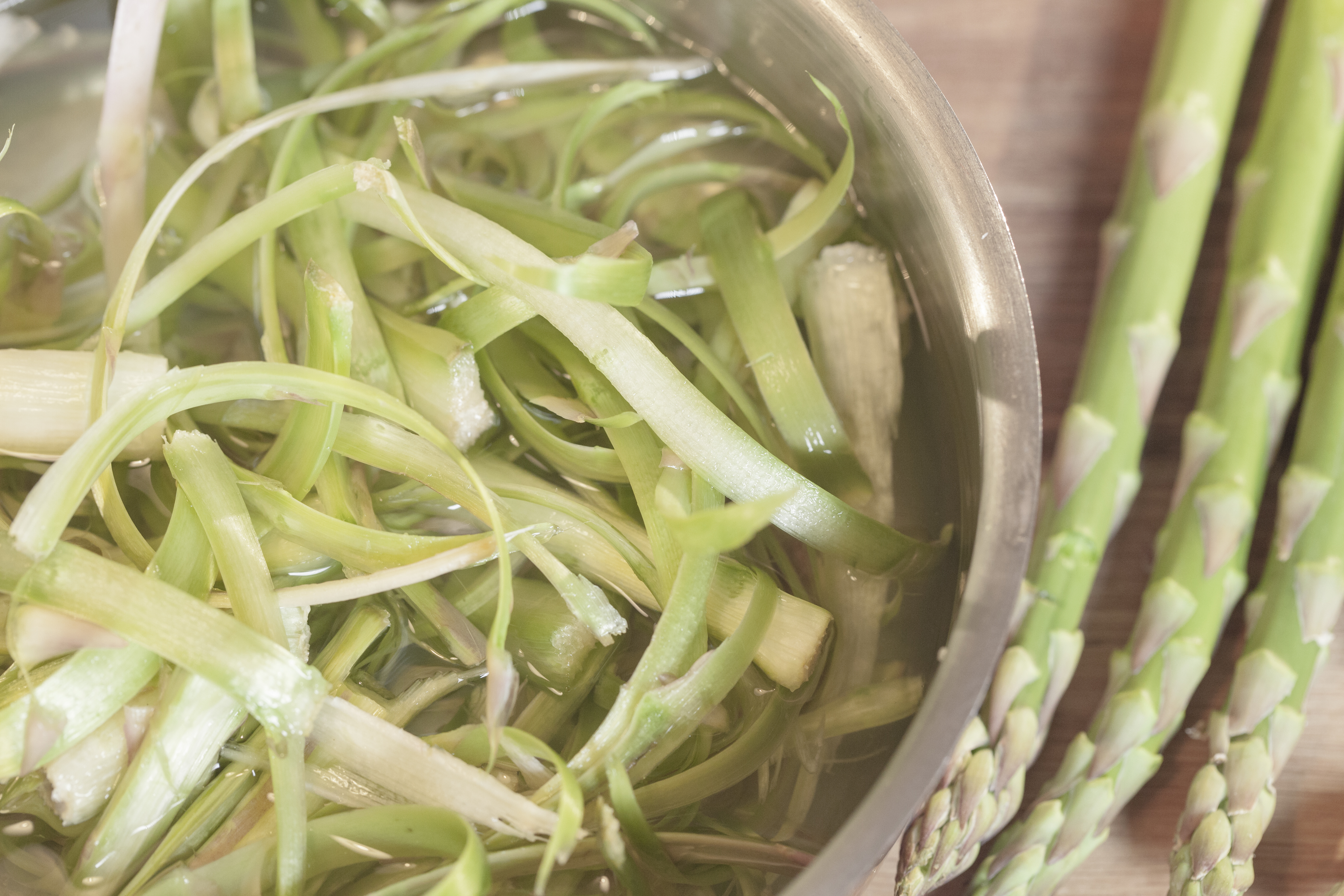 Bouillon af aspargesskræl