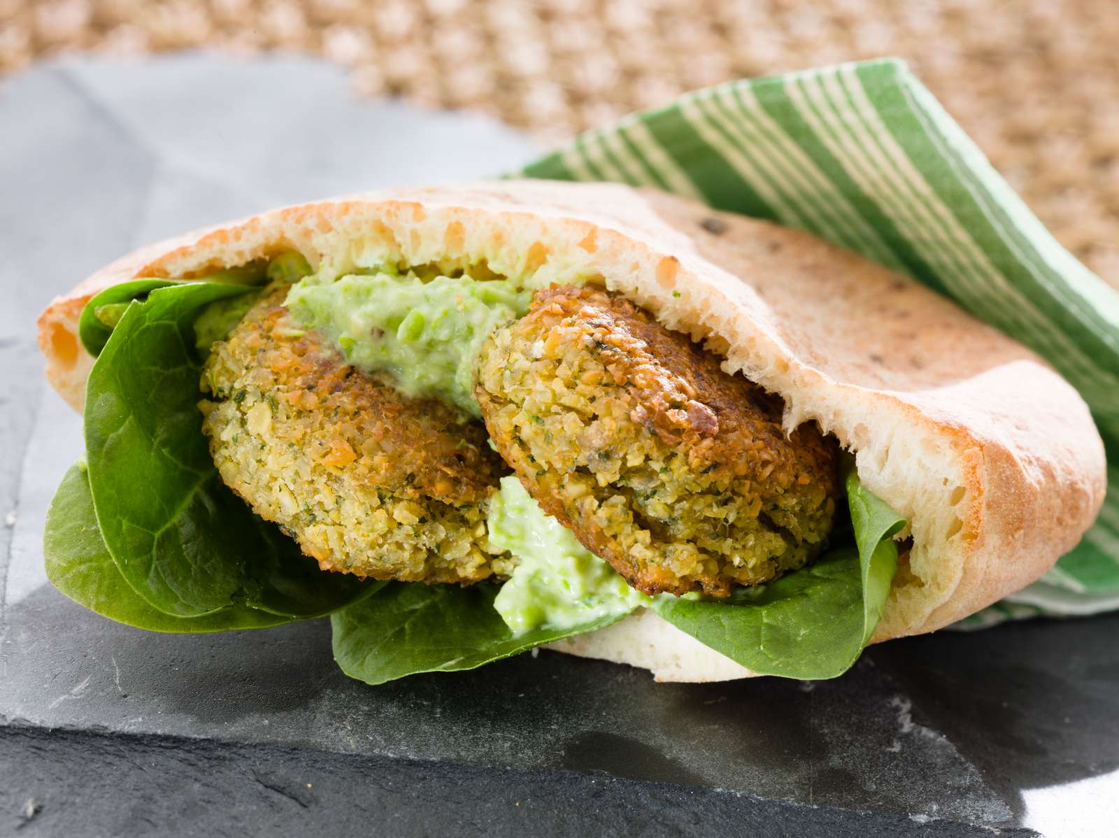 Pita med falafel og ærtedip