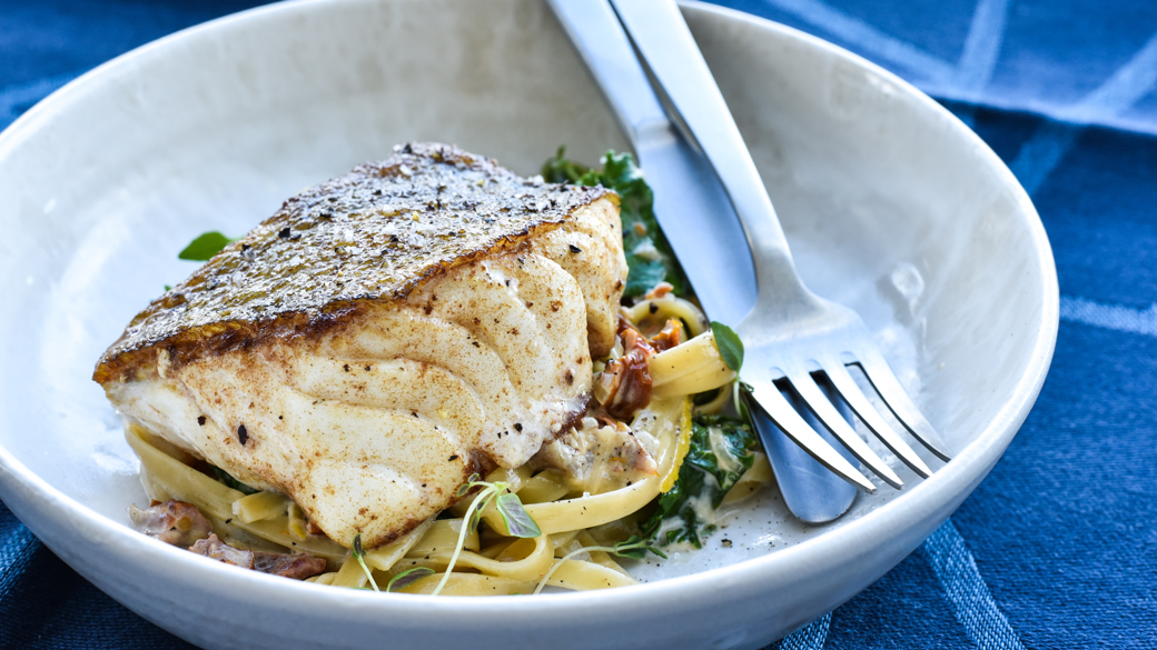 Stegt torsk med grønkål og pasta