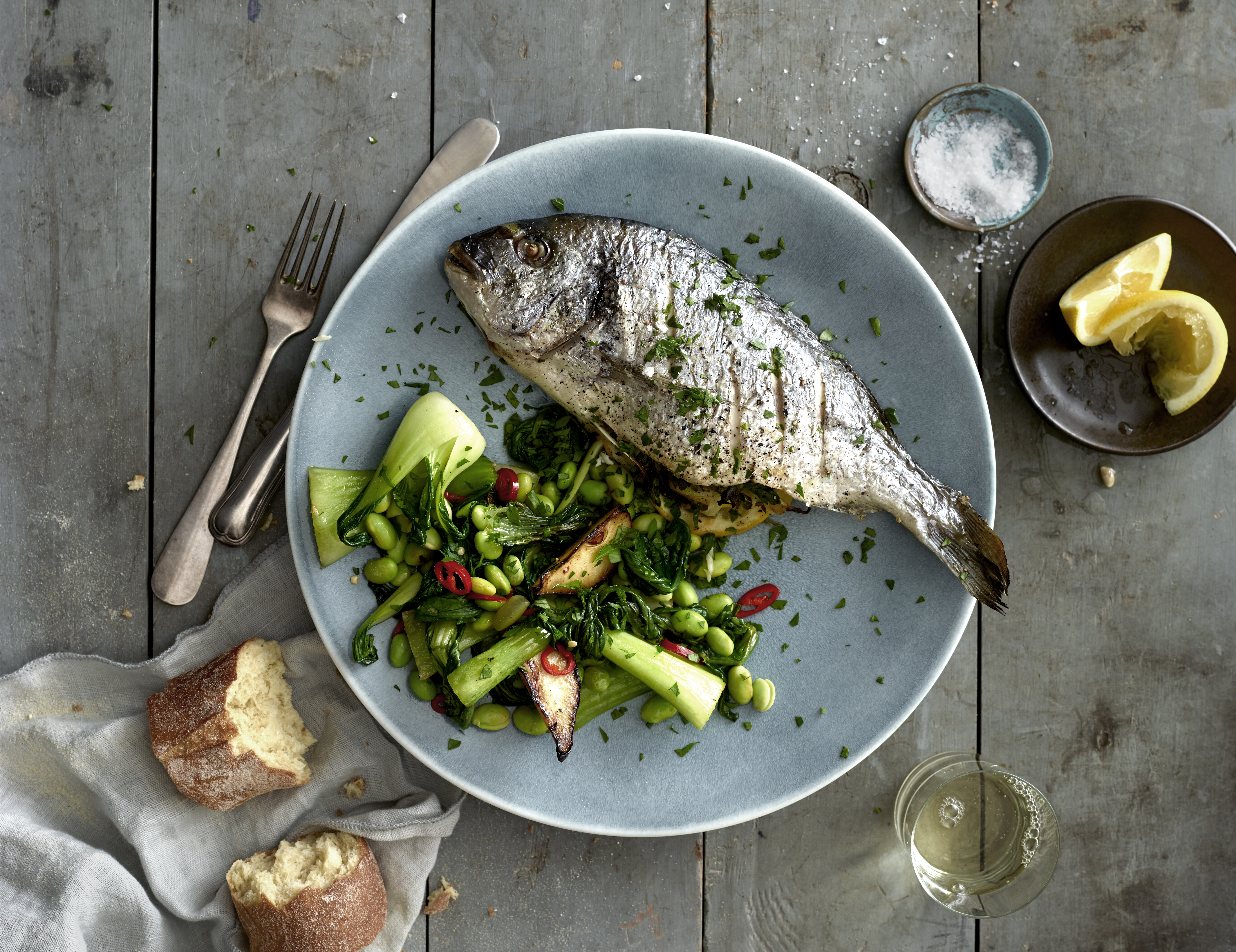 Helstegt dorade med sølvbede