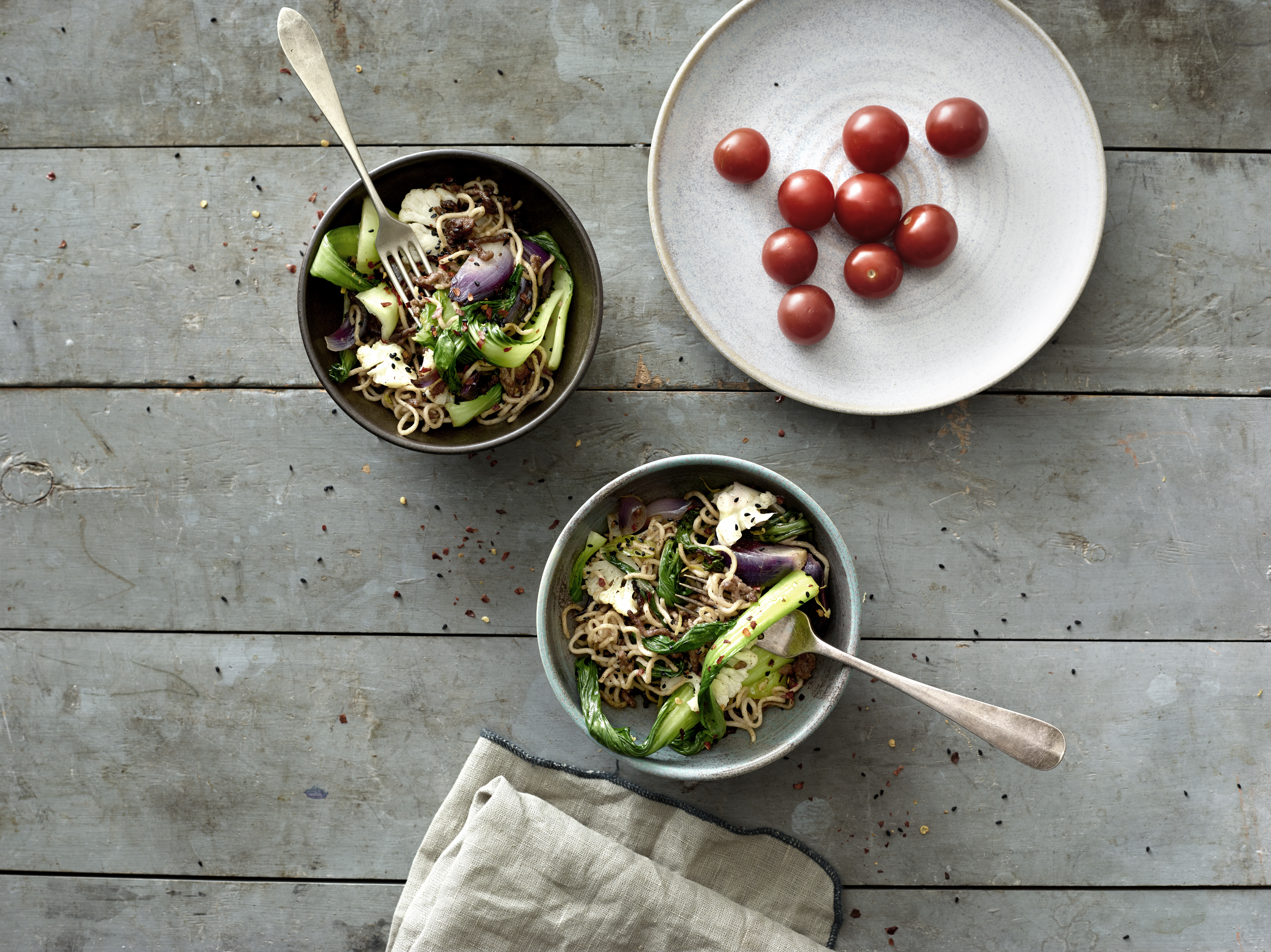 Fuldkornsnudler med sølvbede og oksekød