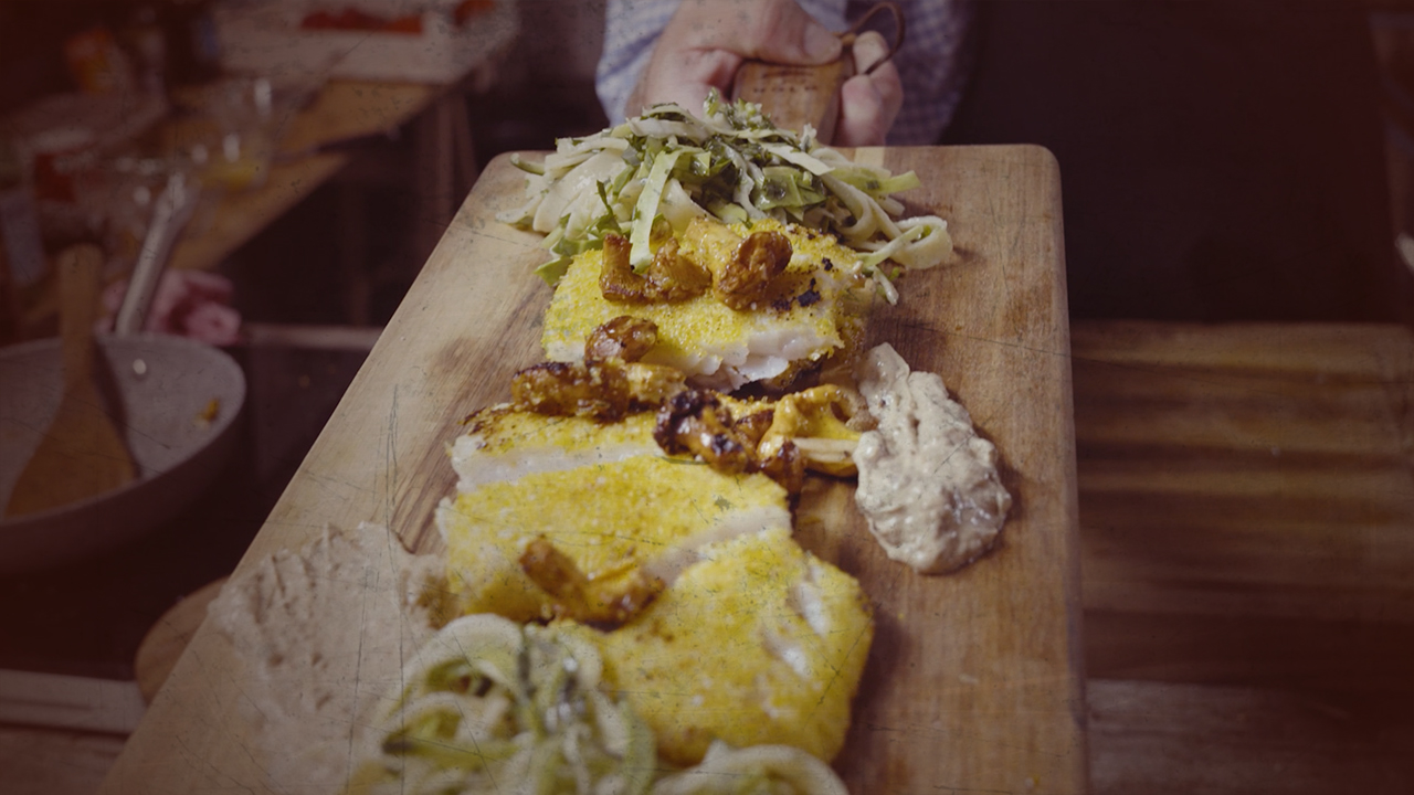 Polentapaneret torsk med pasta, kantareller og karl johan-mayo