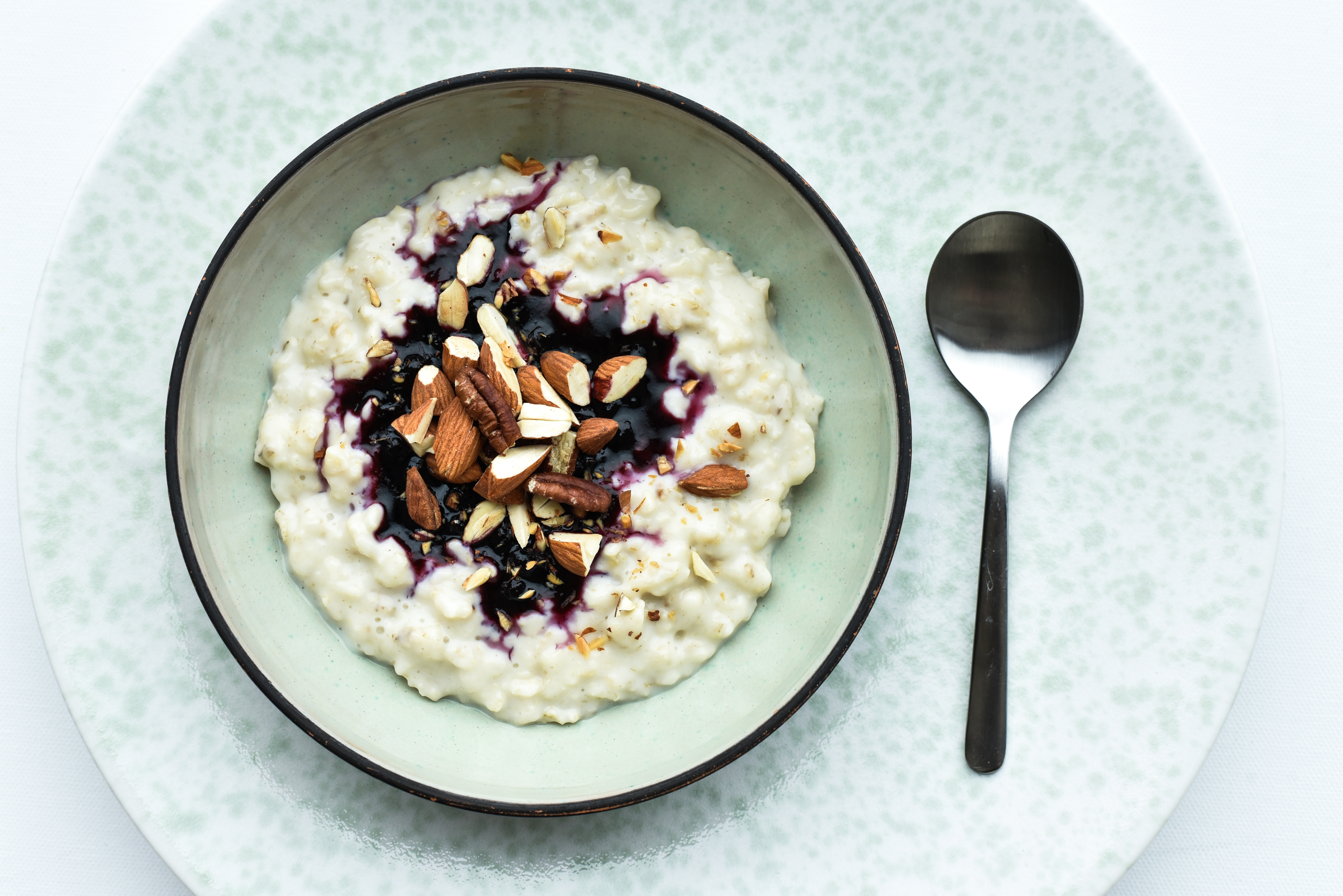 Byggrød med nødder og syltetøj
