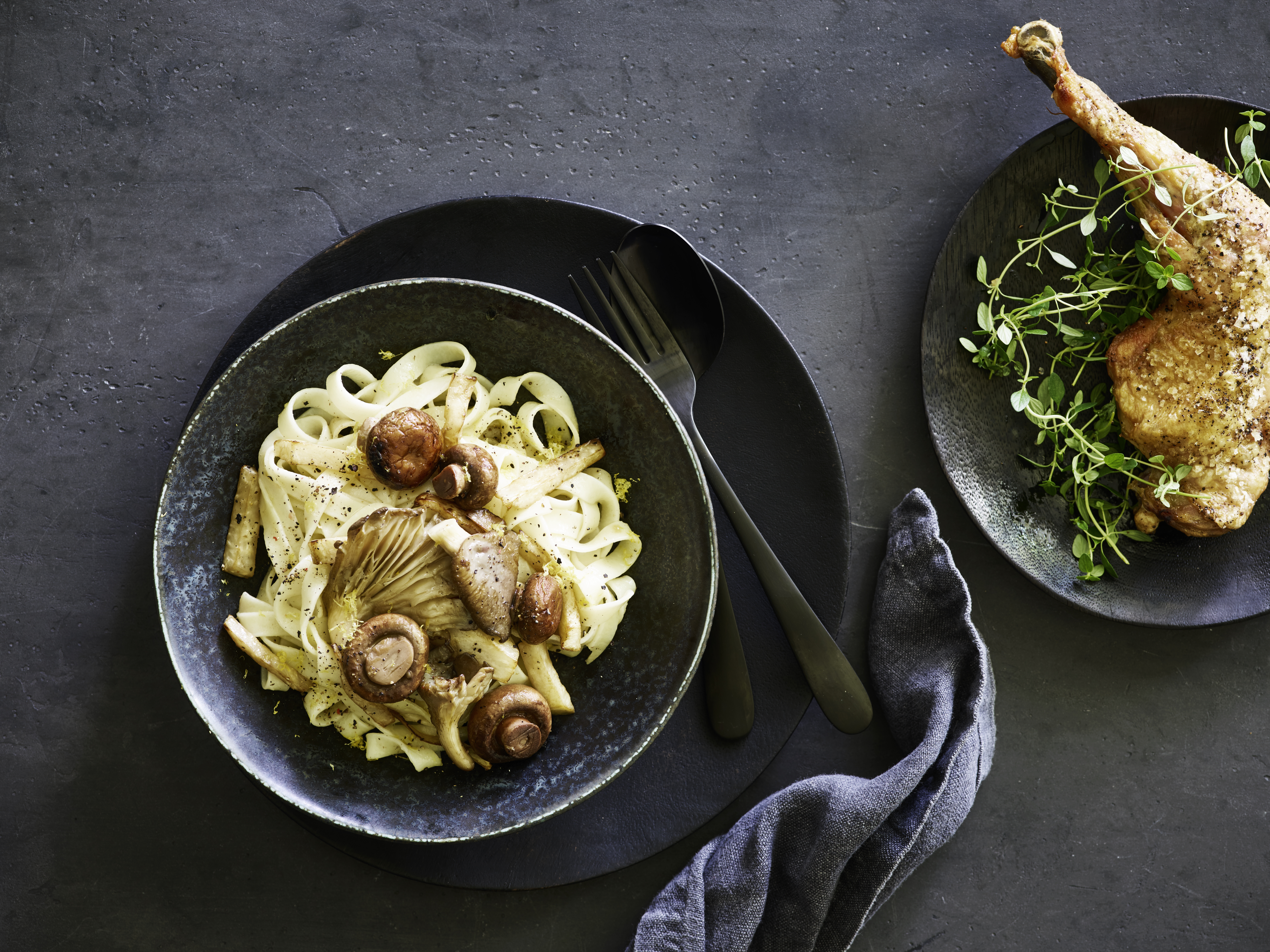 Citronpasta med svamp og fugl