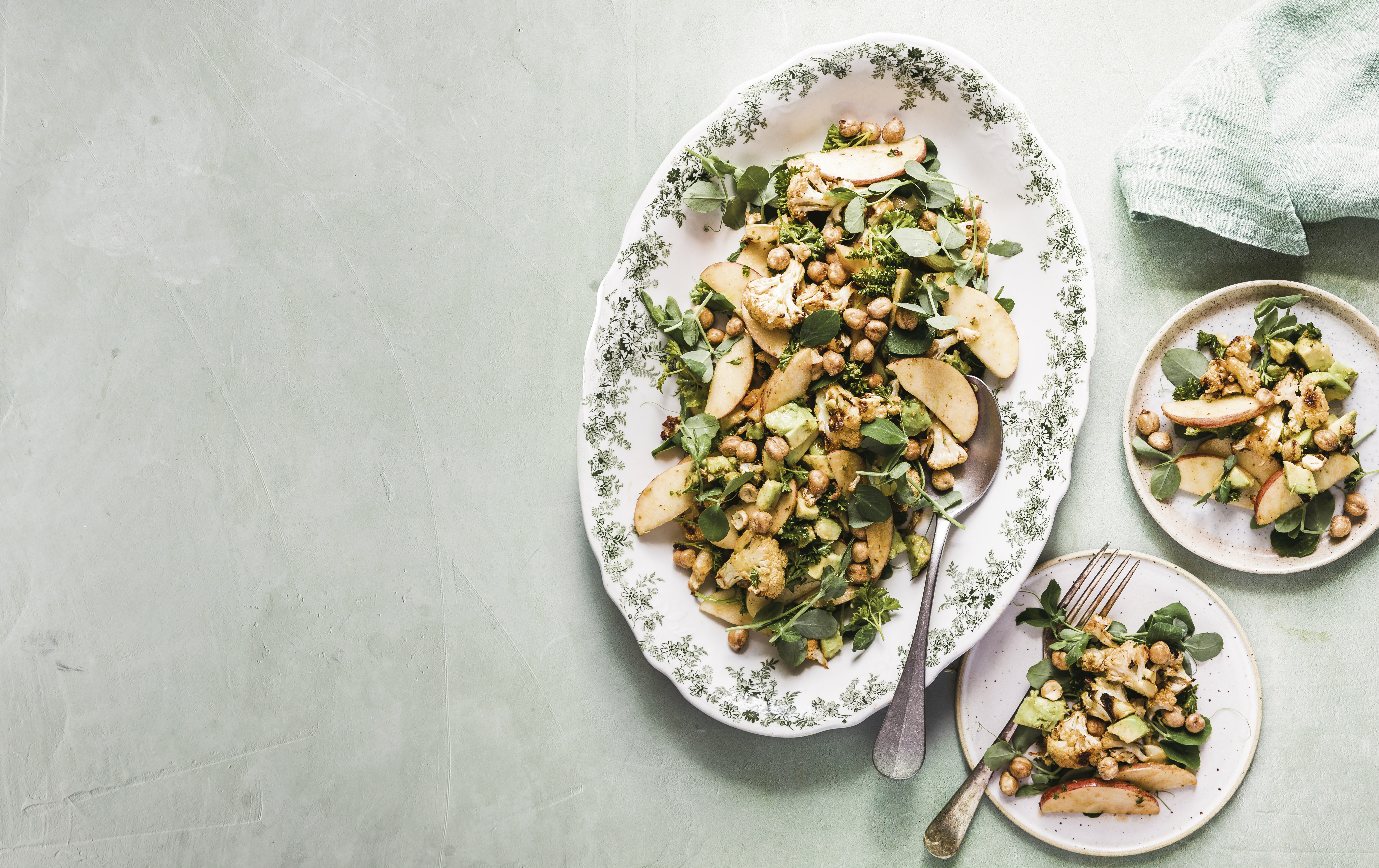 Lun øko blomkålssalat med chili/ingefærdressing og sprøde kikærter
