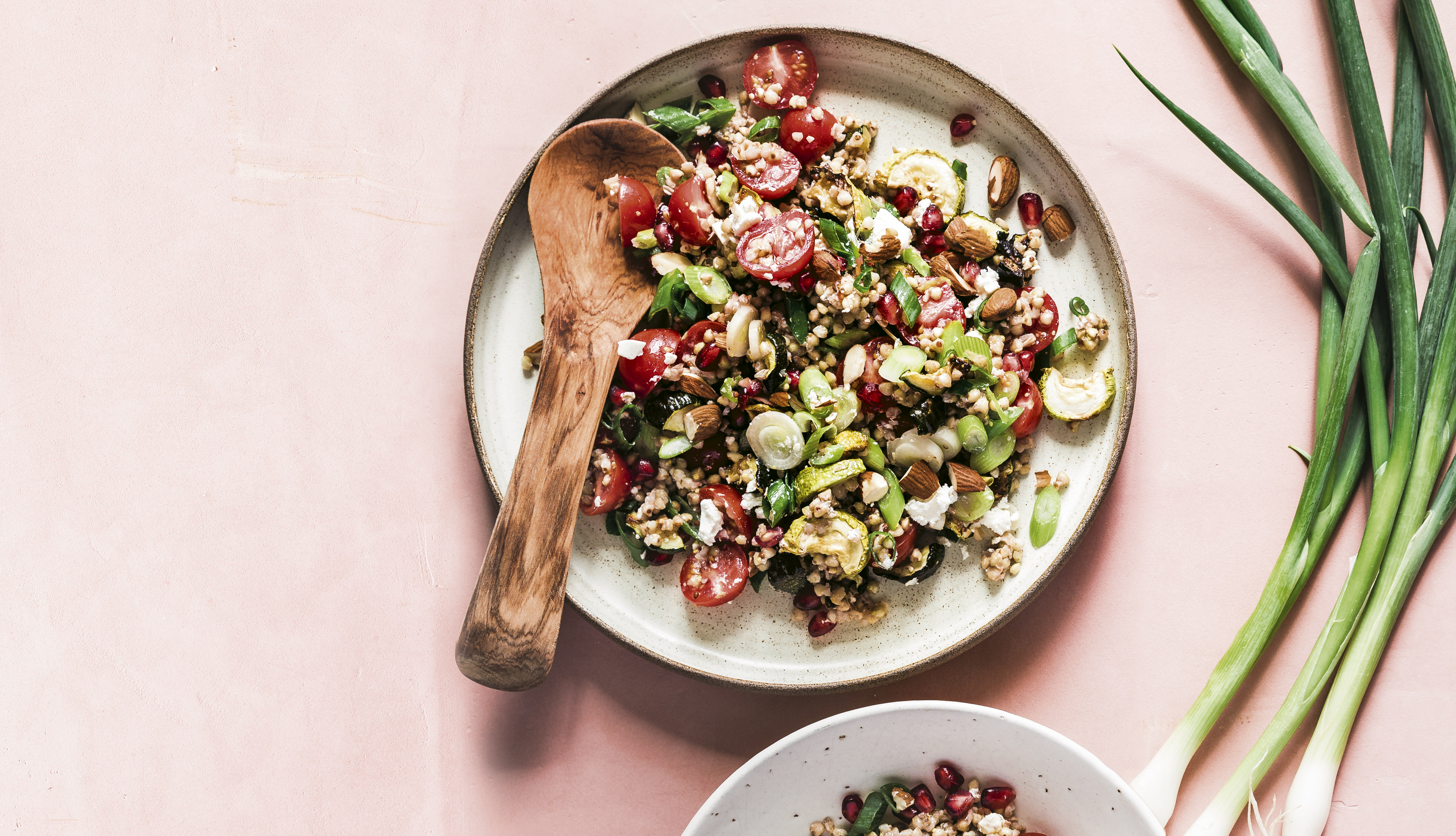 Øko boghvedesalat med granatæble og knasende mandler