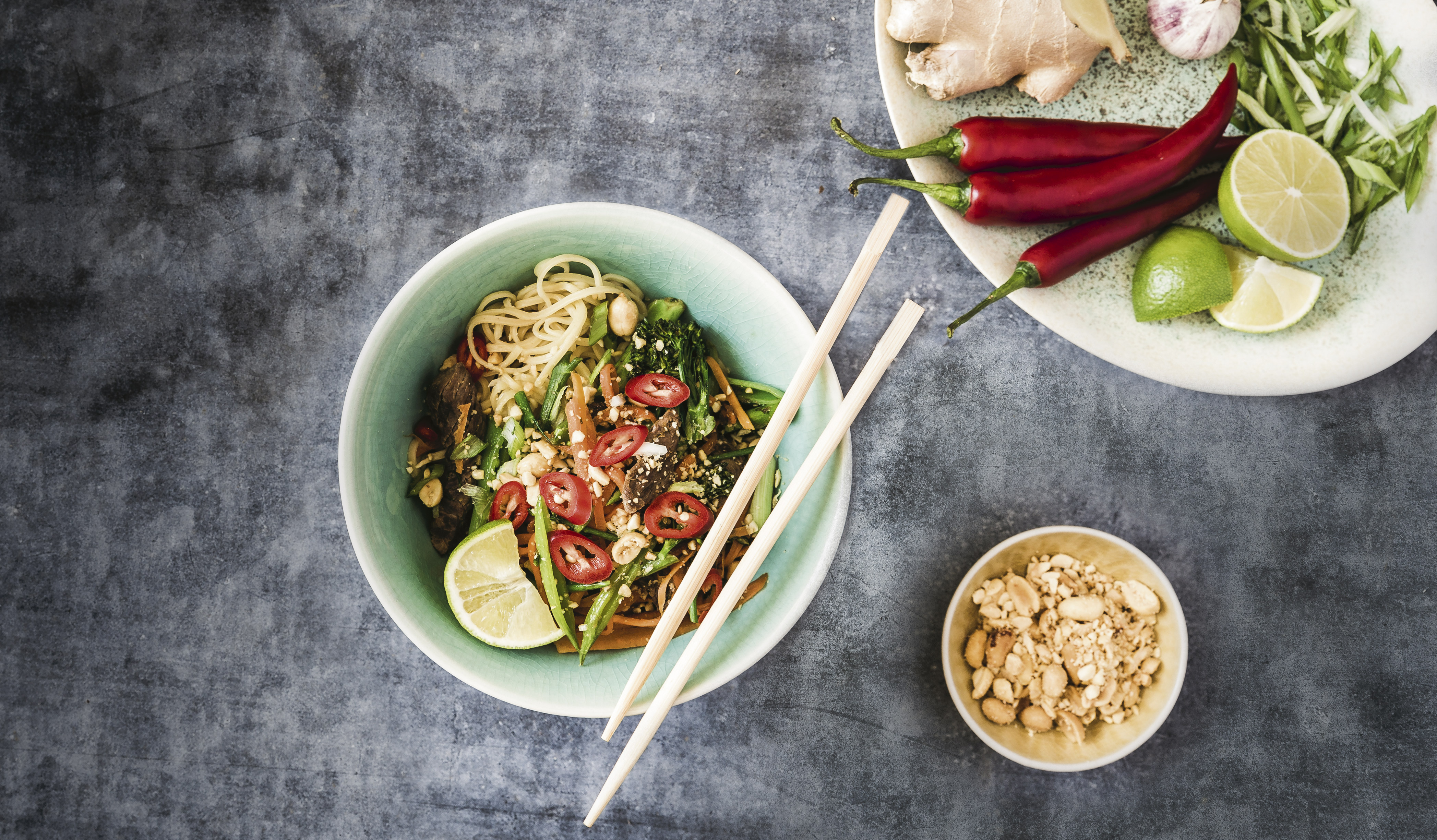 Hurtig økologisk wok med oksekød, nudler og sprøde grøntsager