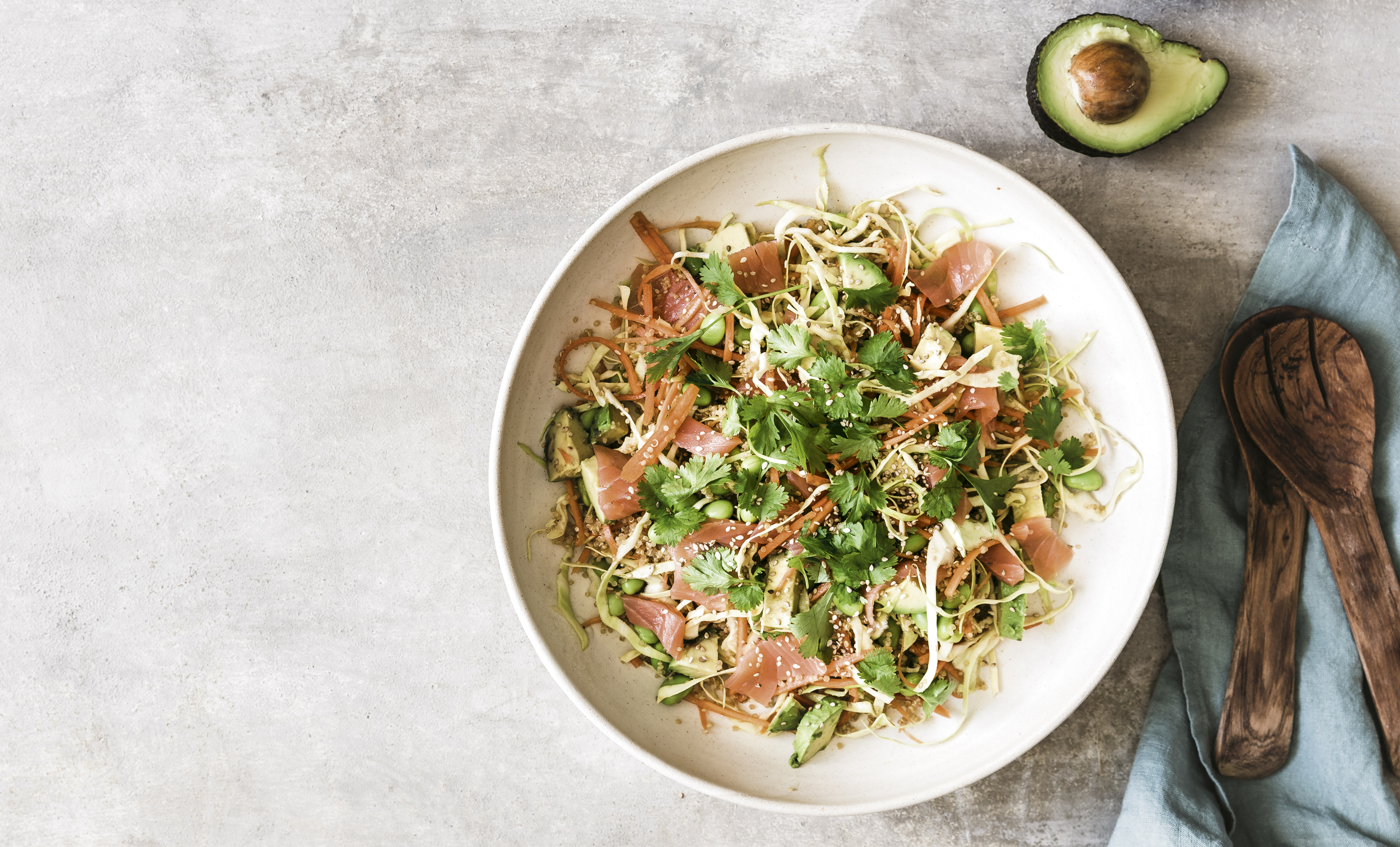 Mættende økologisk kålsalat med røget laks