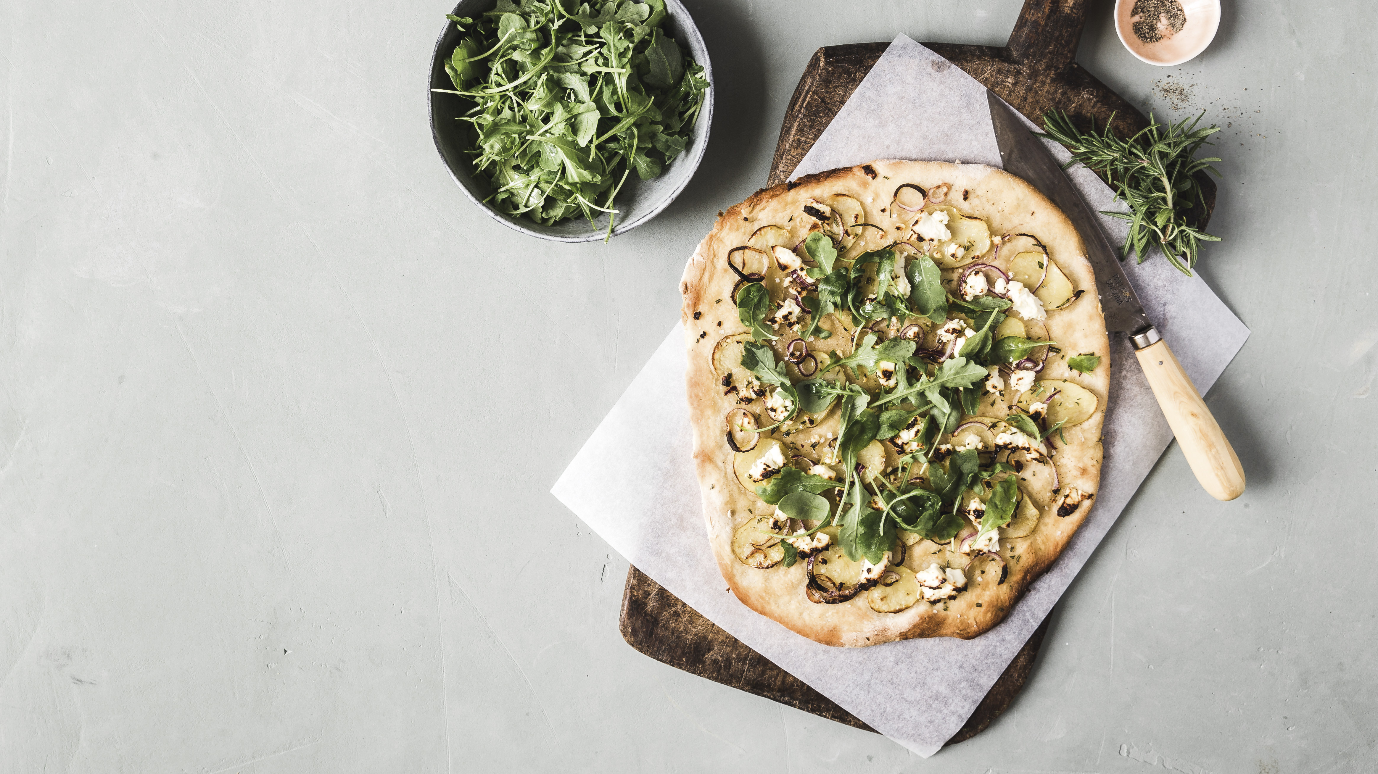 Økologisk hvid pizza med kartoffel, rosmarin og rødløg