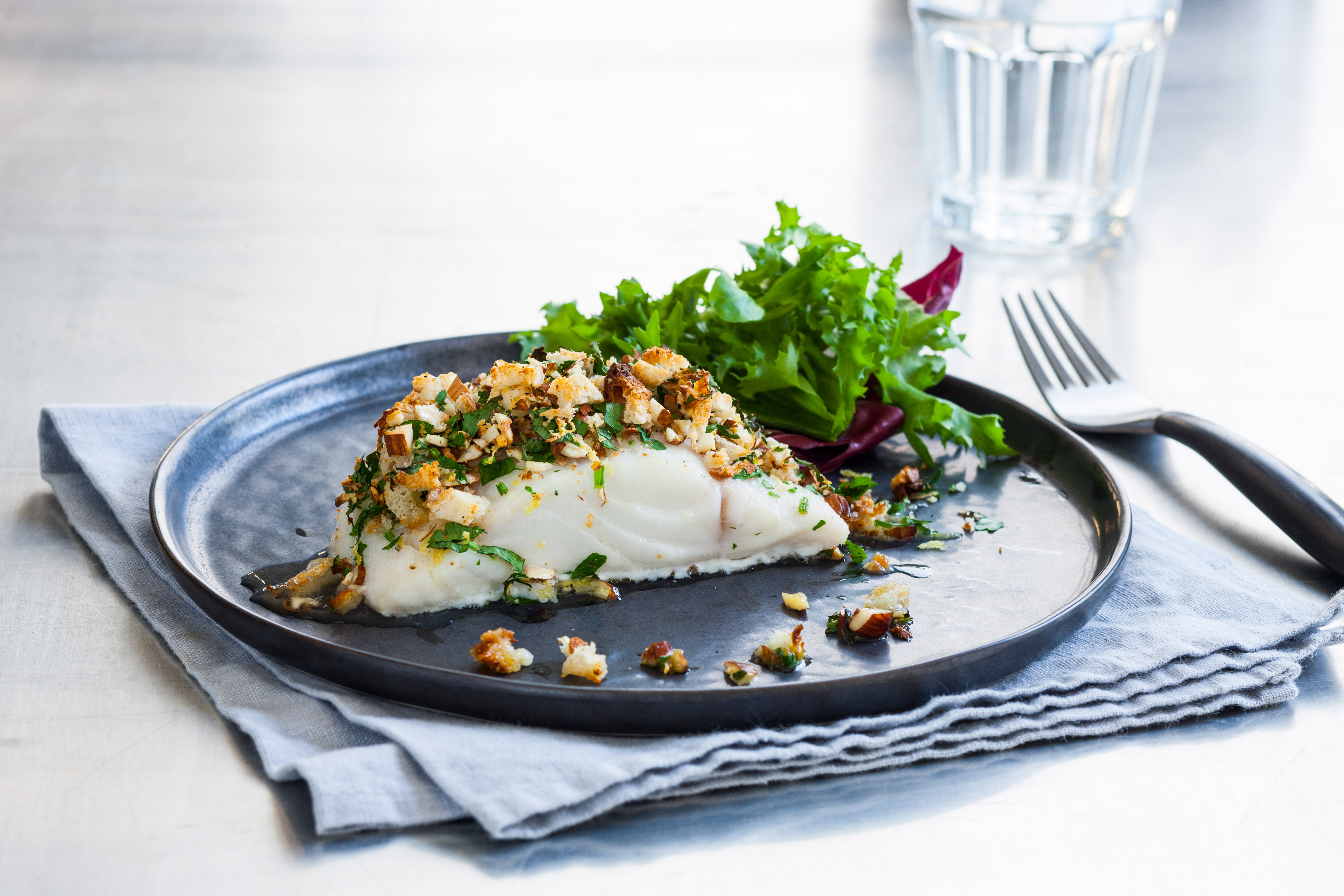 Bagt Vesterhavstorsk med mandel-persilletopping