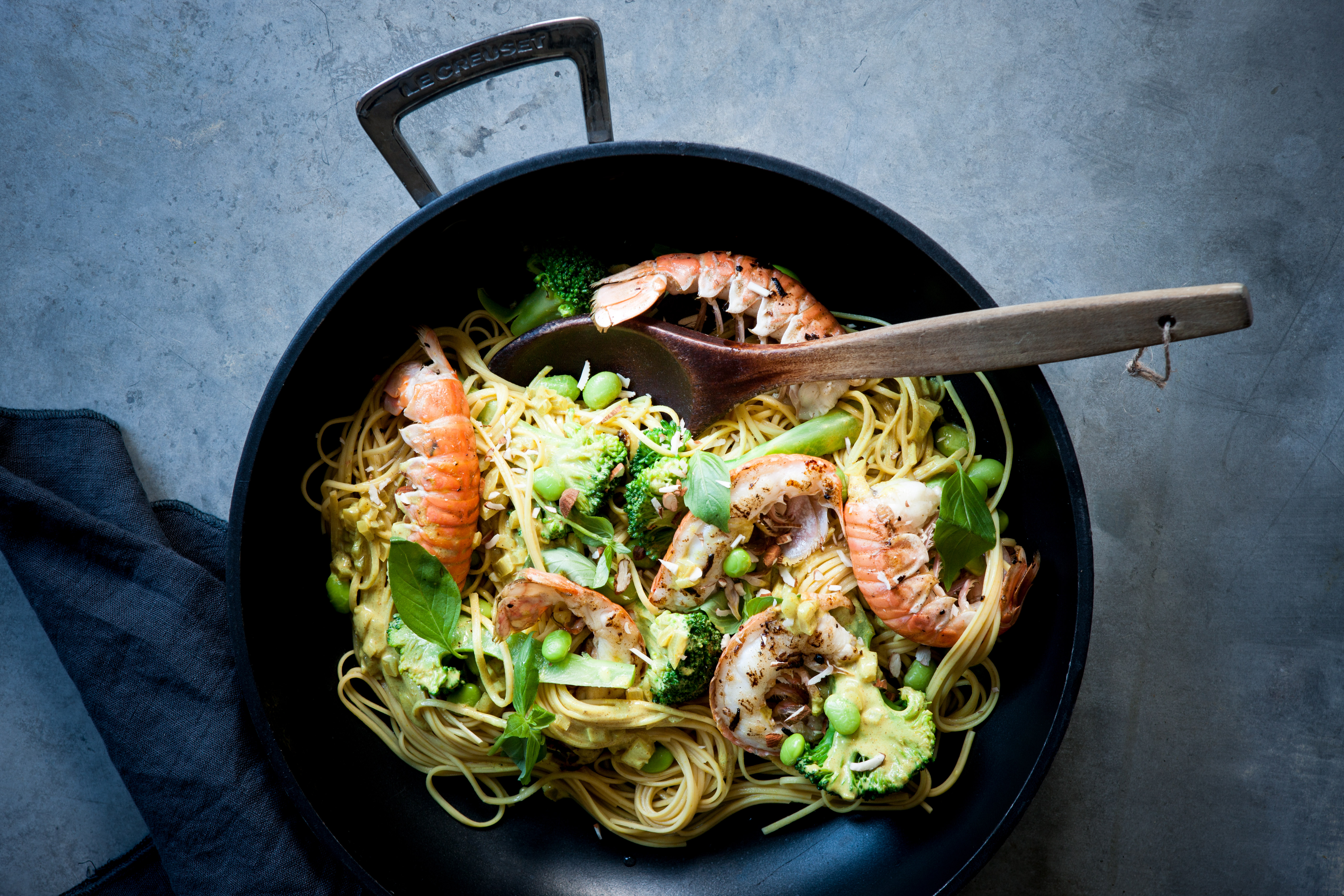 Jomfruhummer i wok med karry, kokosmælk og grønt