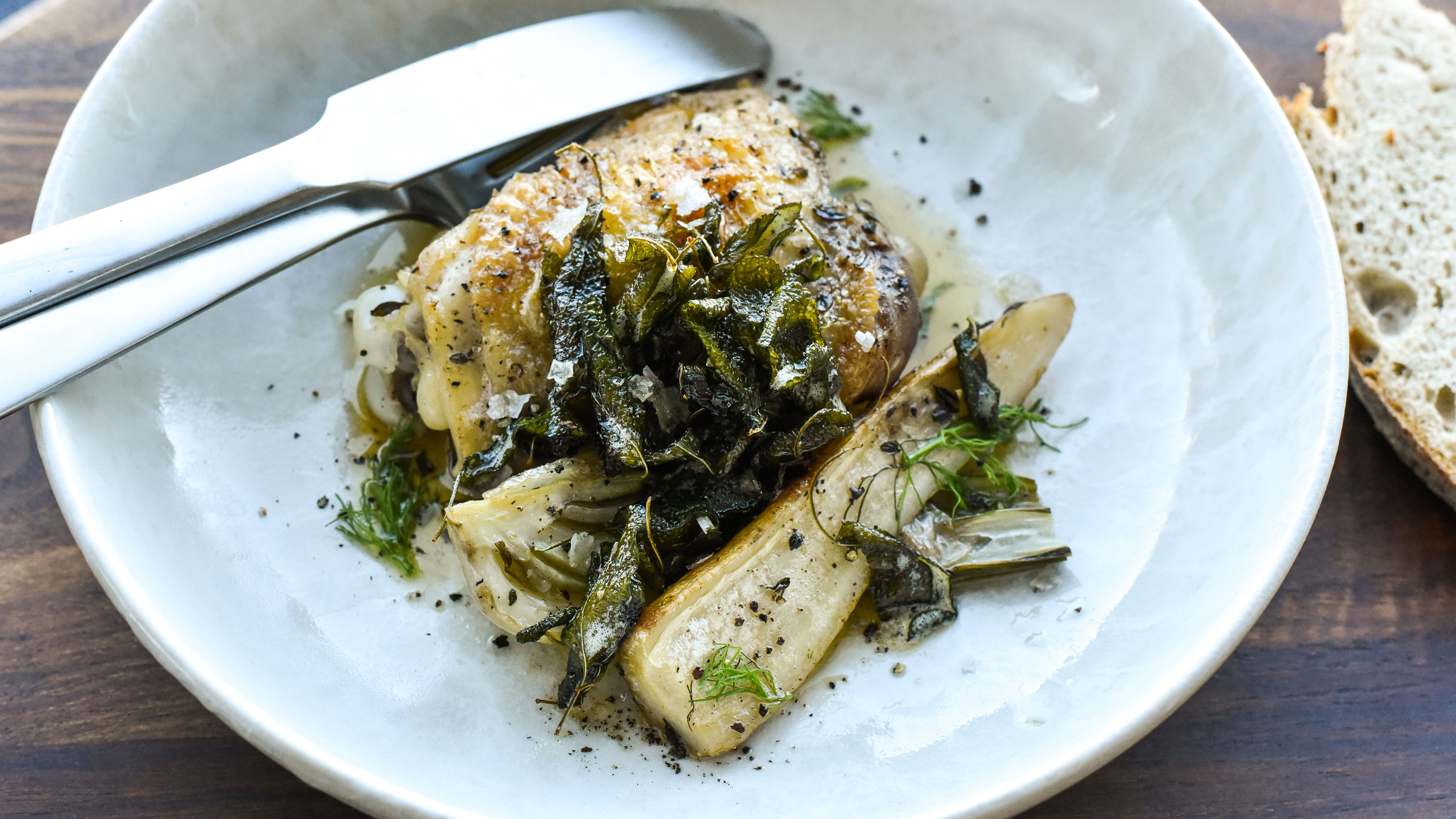 Kylling med fennikel og sprød salvie