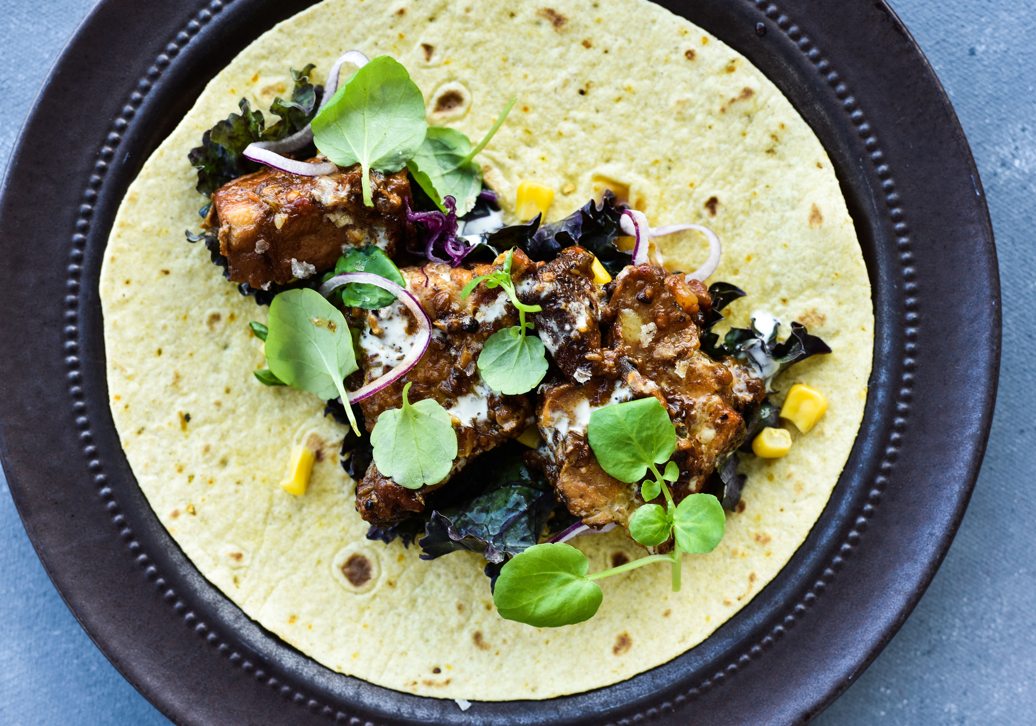Spicy, mør gris i tortillas