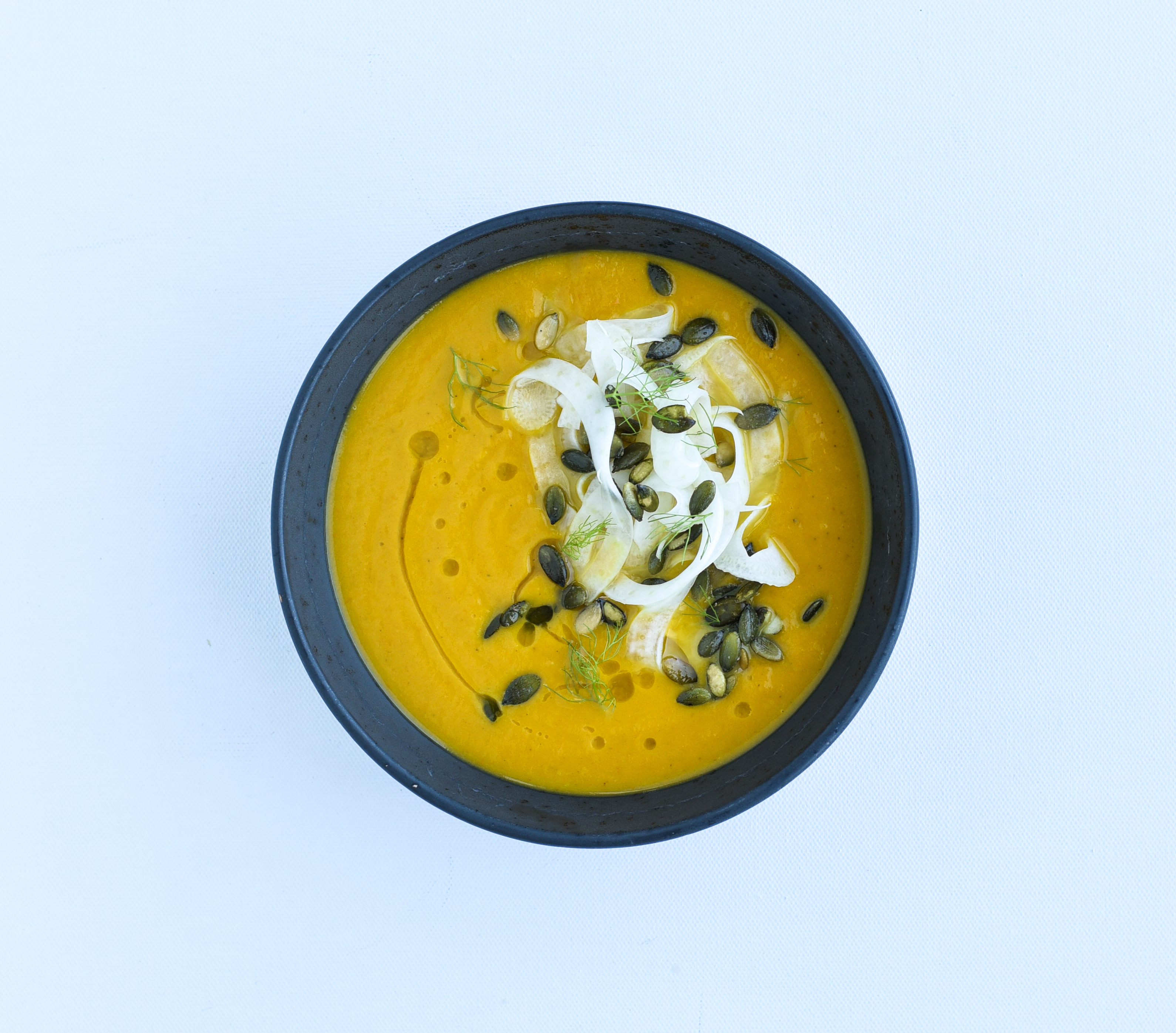 Spicy græskarsuppe med råmarineret fennikel