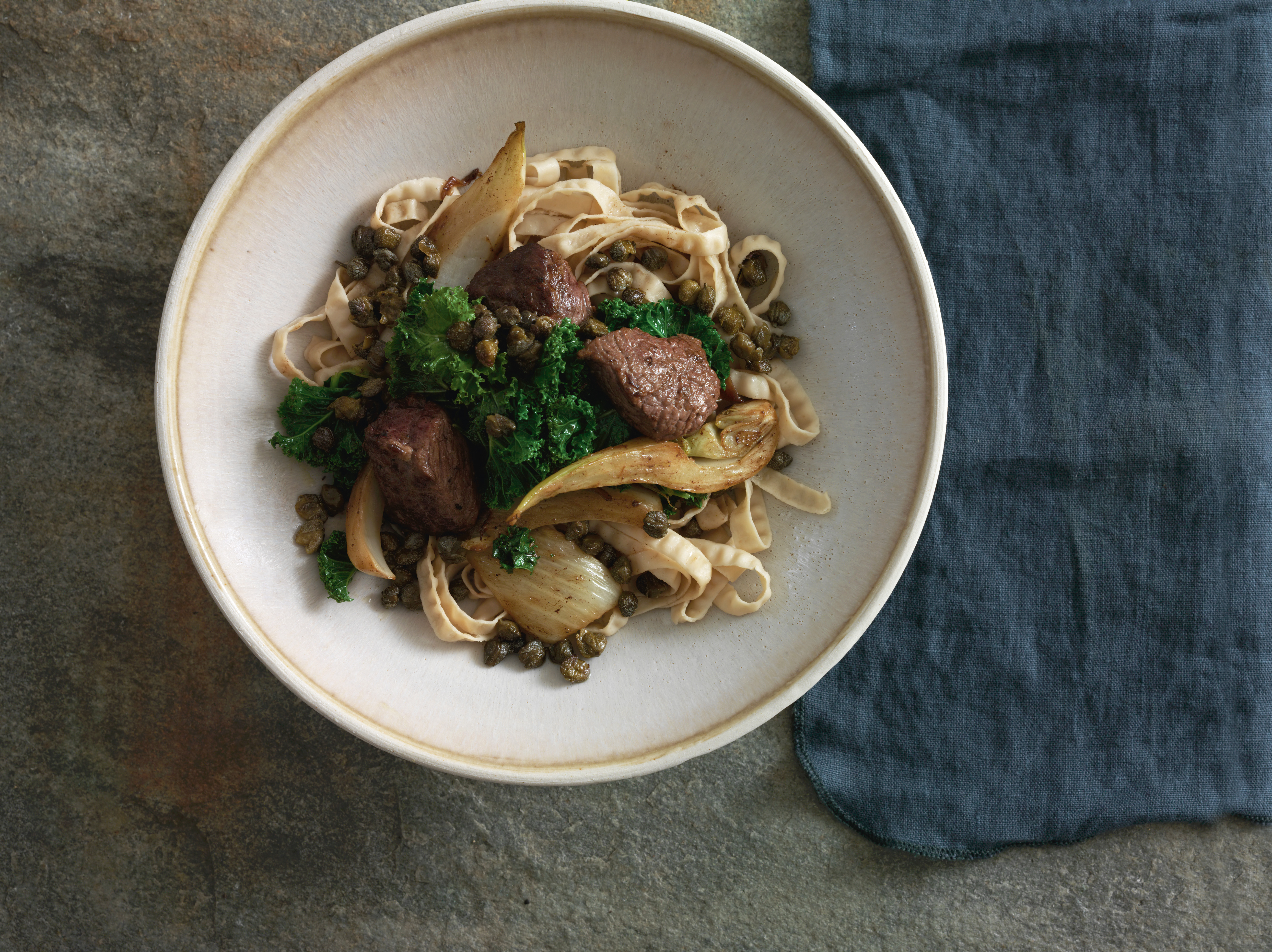 Bøf med fennikel og ristede kapers