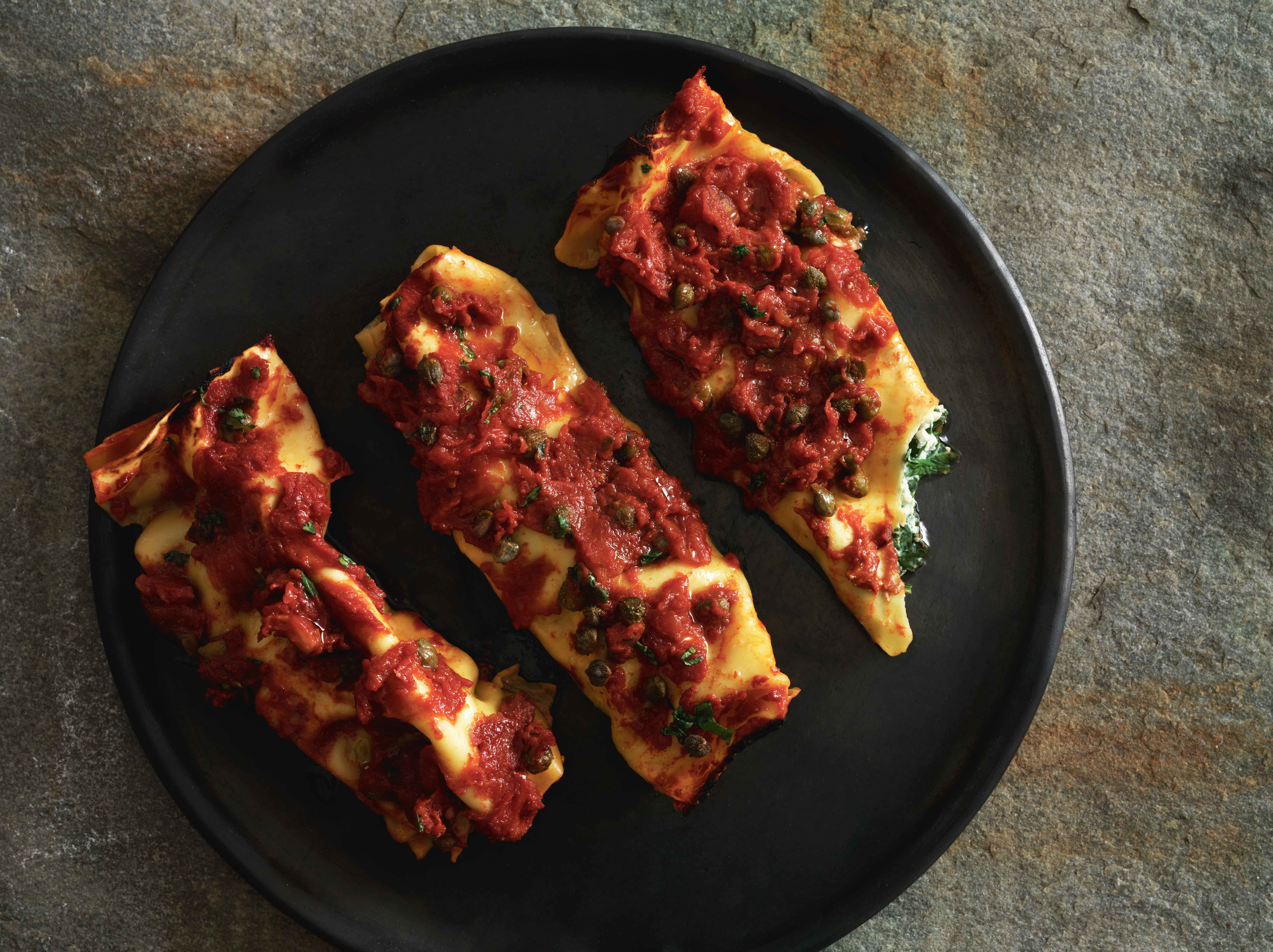 Canneloni med tomat og kaperssauce