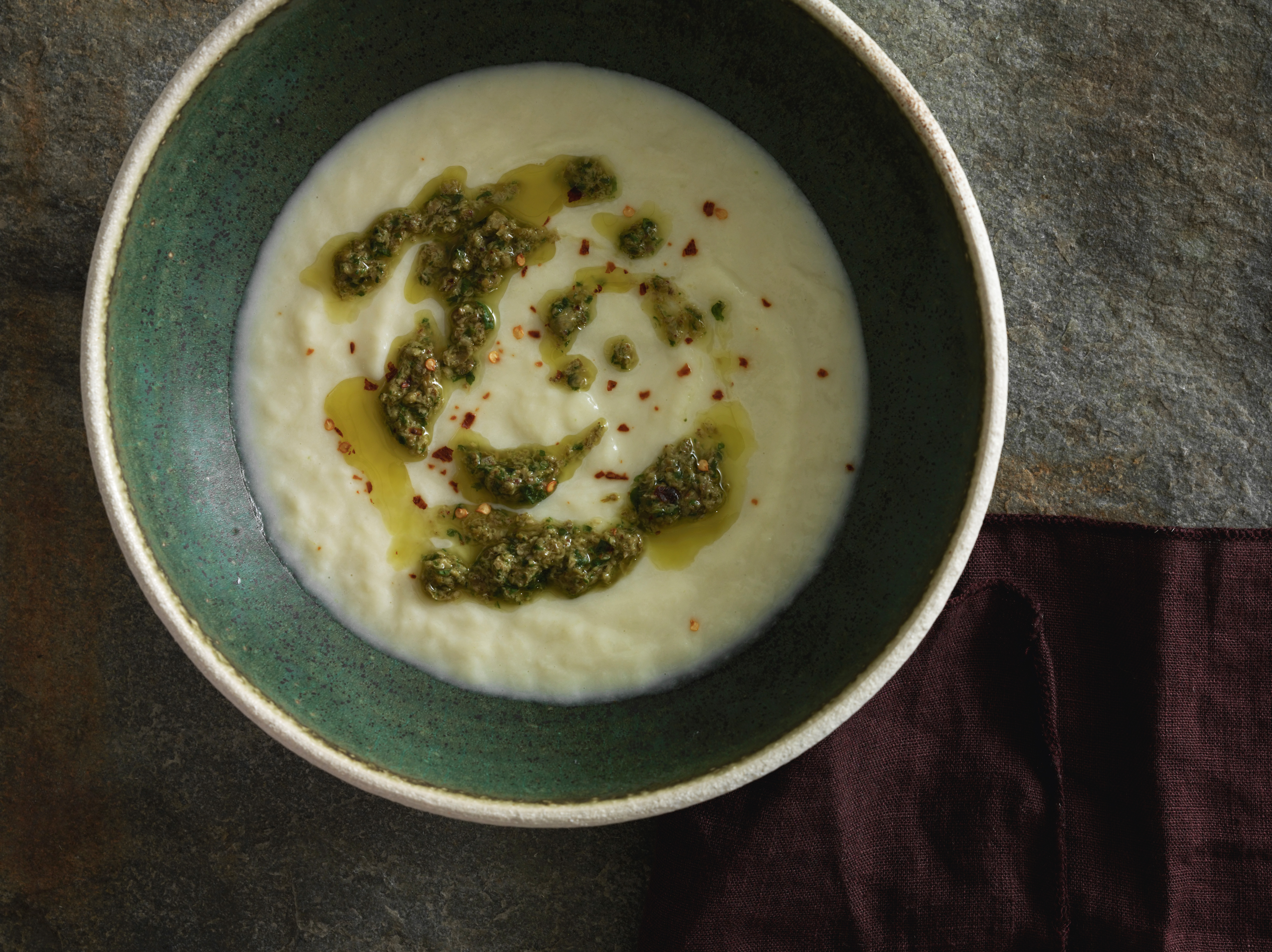 Porre- og blomkålssuppe med salsa verde