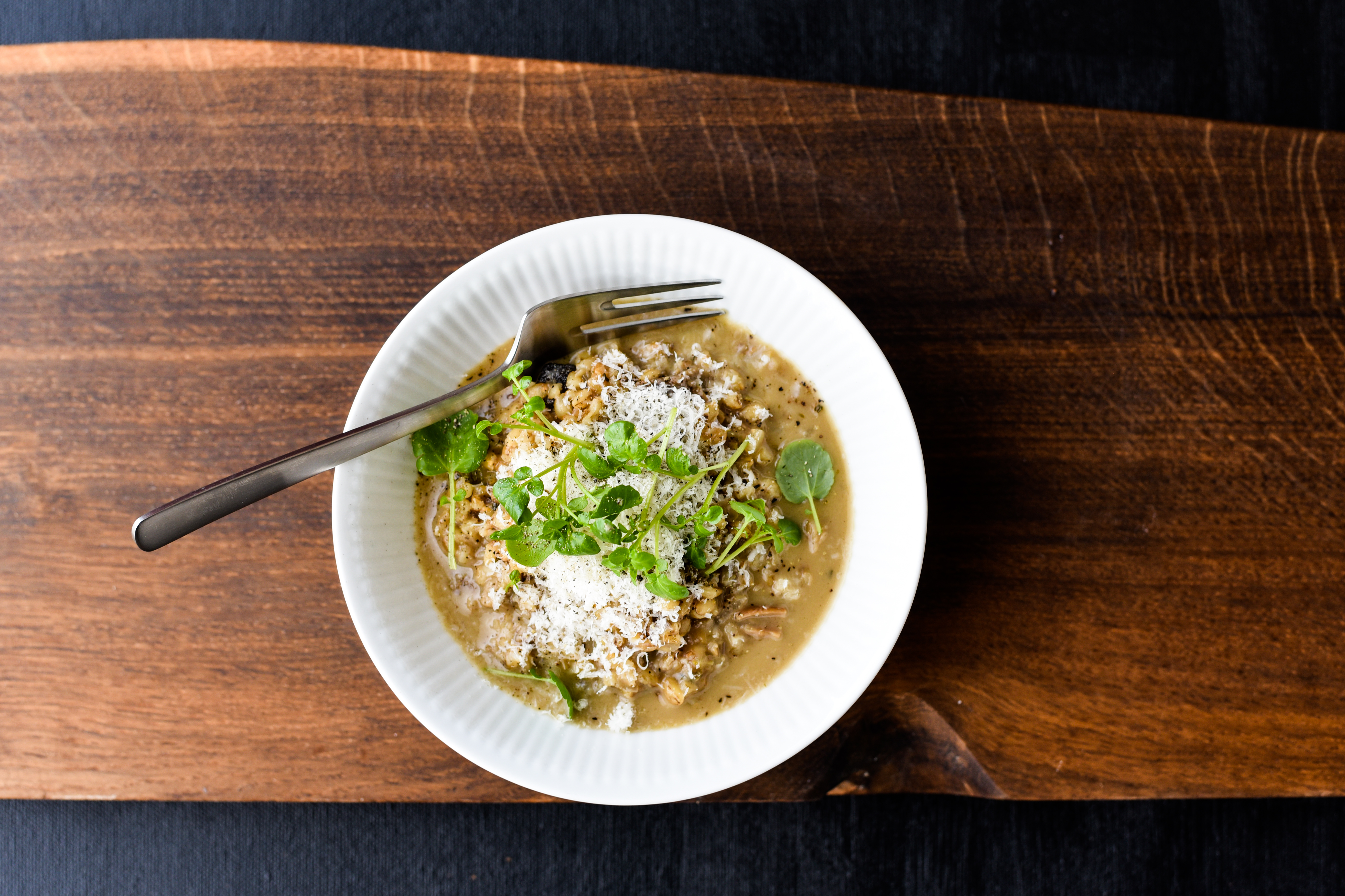 Bygotto med hvidvin og svampe