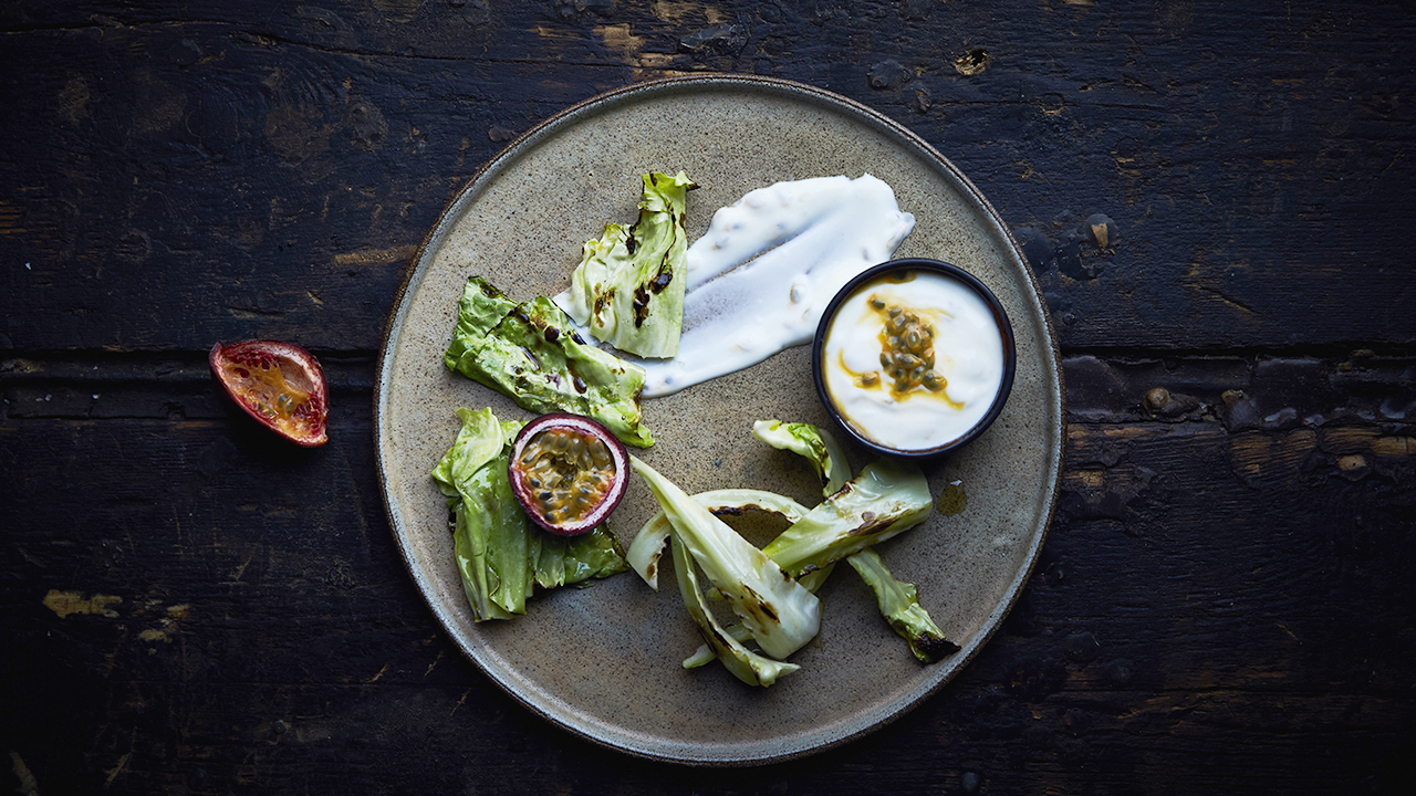 Sprøde chips af kål med passionsfrugt-dip