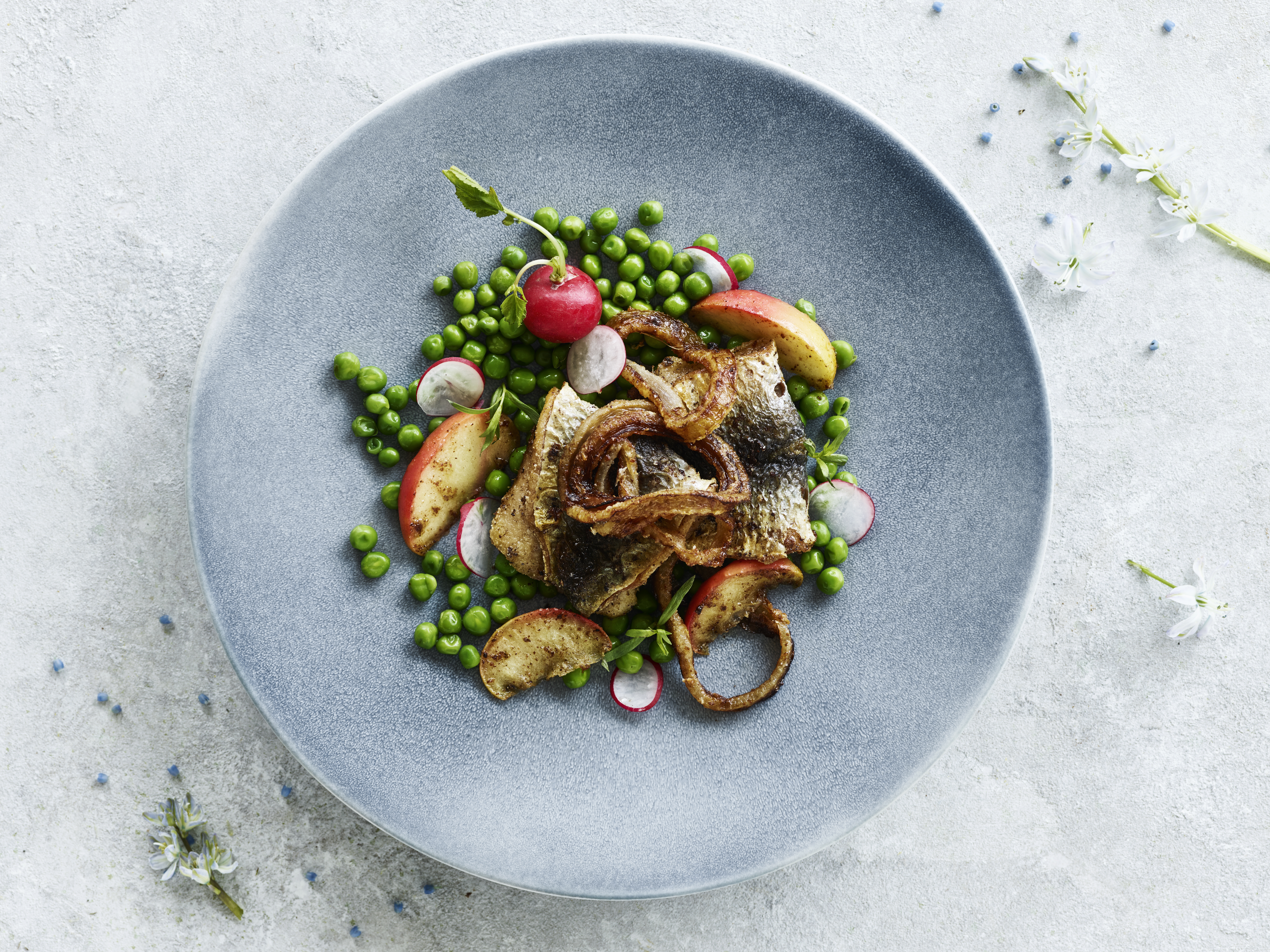 Stegt sennepsild med løgringe