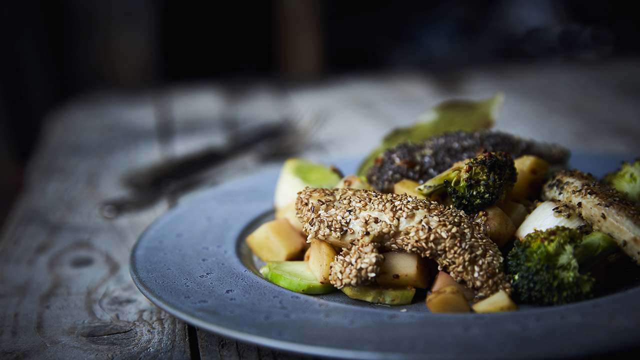 Kyllingefilet i chiafrø med sprøde grøntsager
