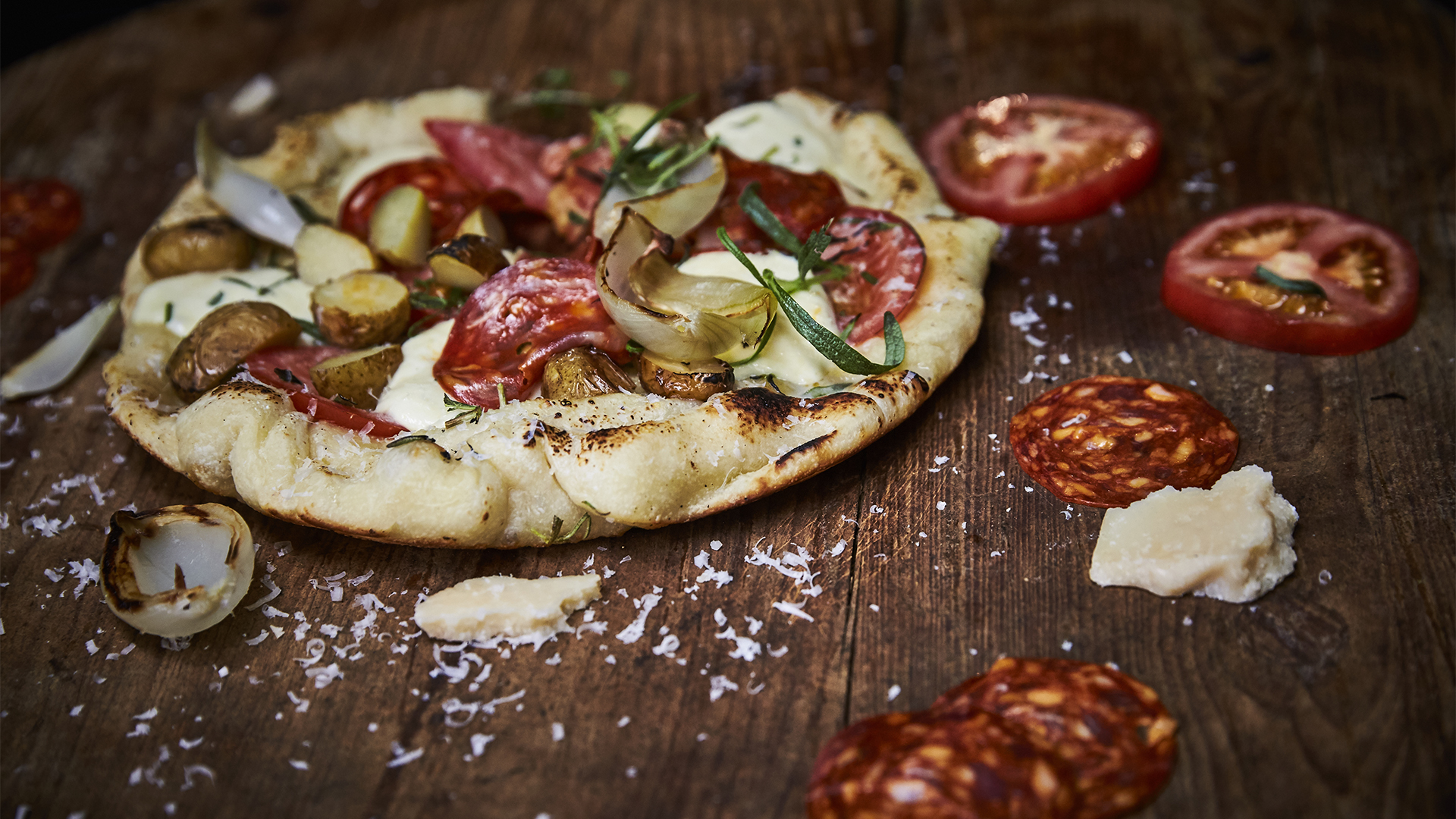 Pizza på panden med kartoffel og chorizo