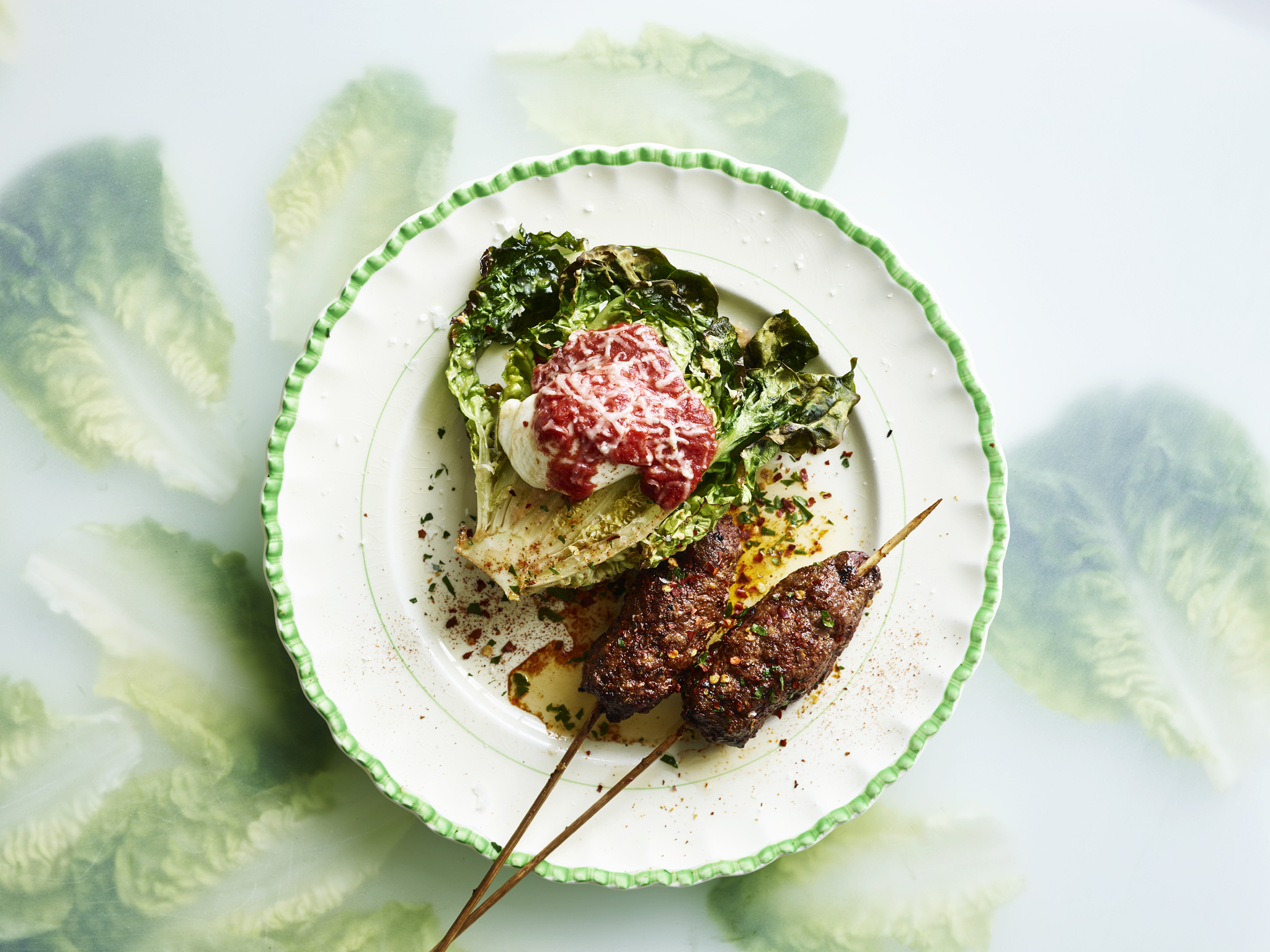 Ostegratineret hjertesalat med oksekødskofta