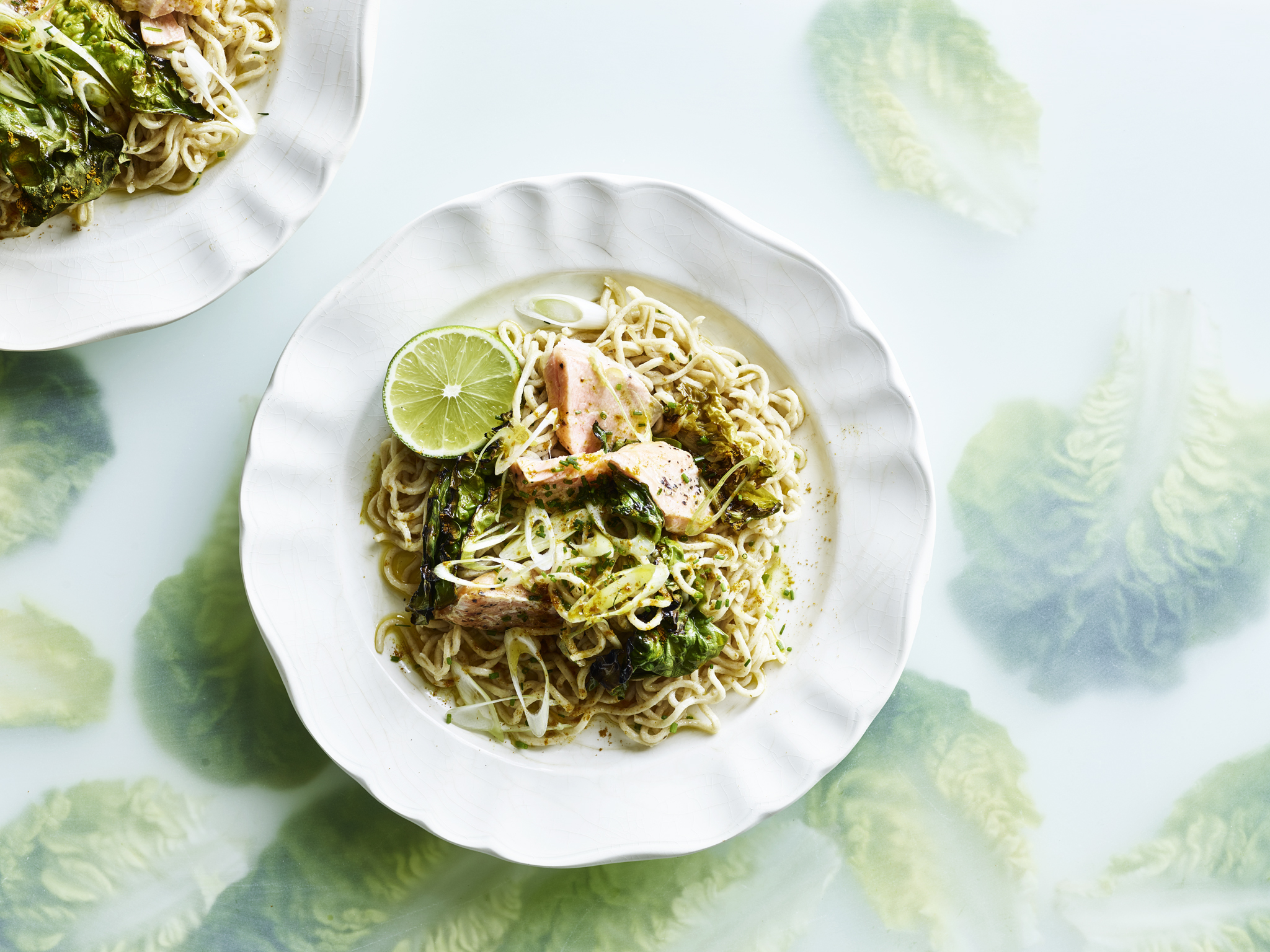 Grillet hjertesalat og laks med nudler