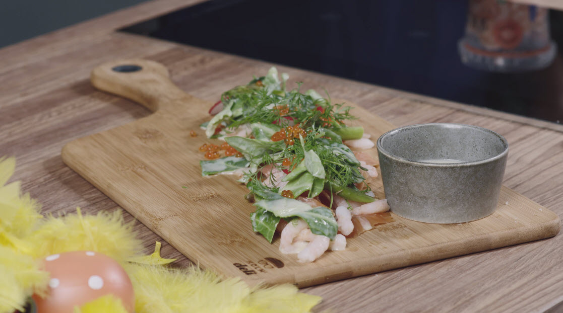 Laks med rejer, sprød salat og asparges