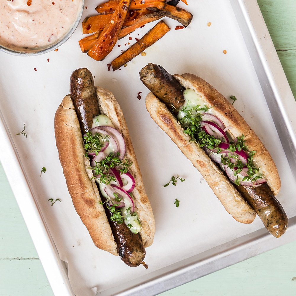 Økologiske hotdogs med syltede løg, ramsløgsmayo & søde fritter