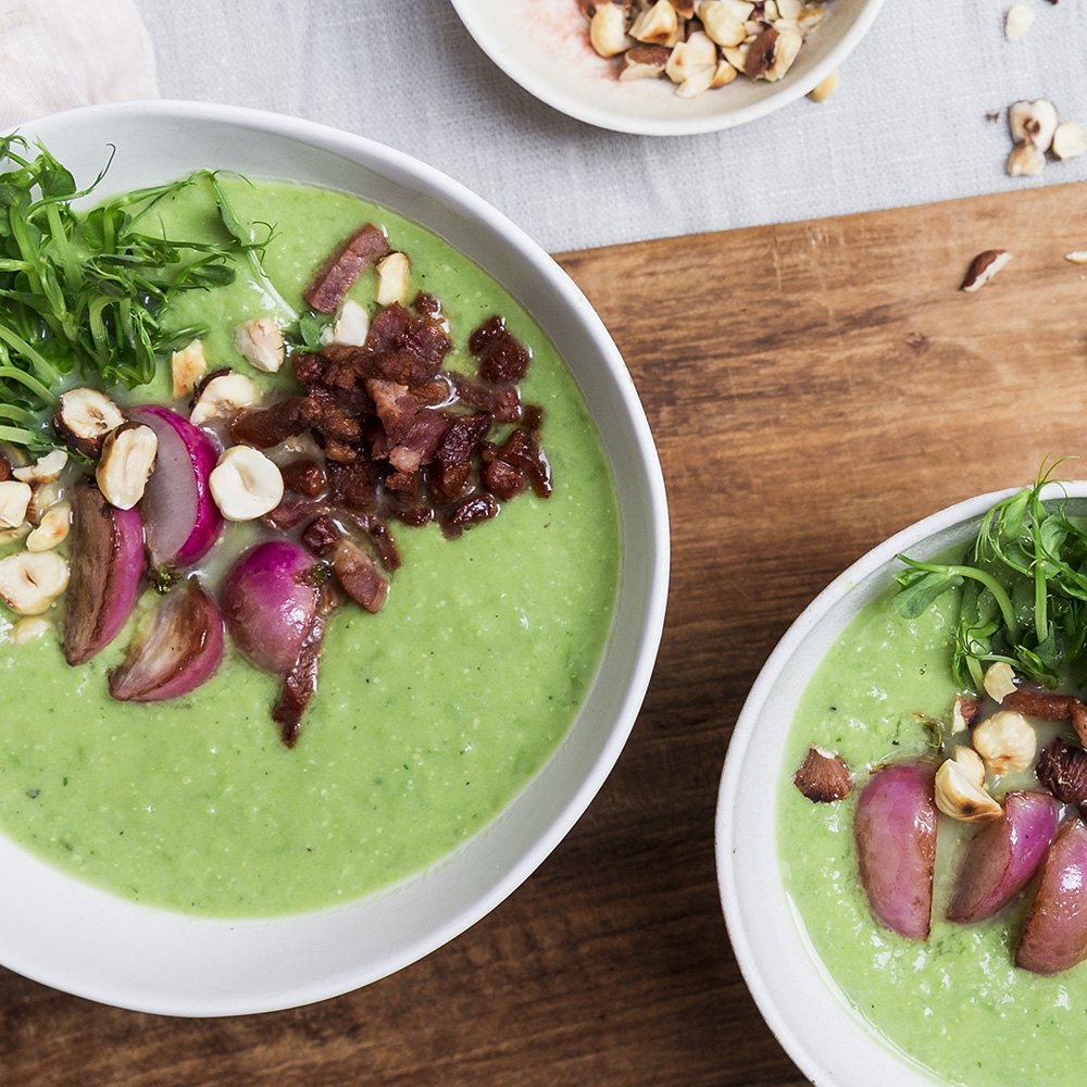 Økologisk suppe med ærter og sprød bacon