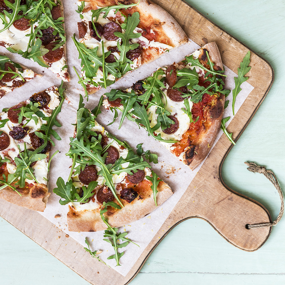 Økologisk pizza med ricotta, rucola og chorizo