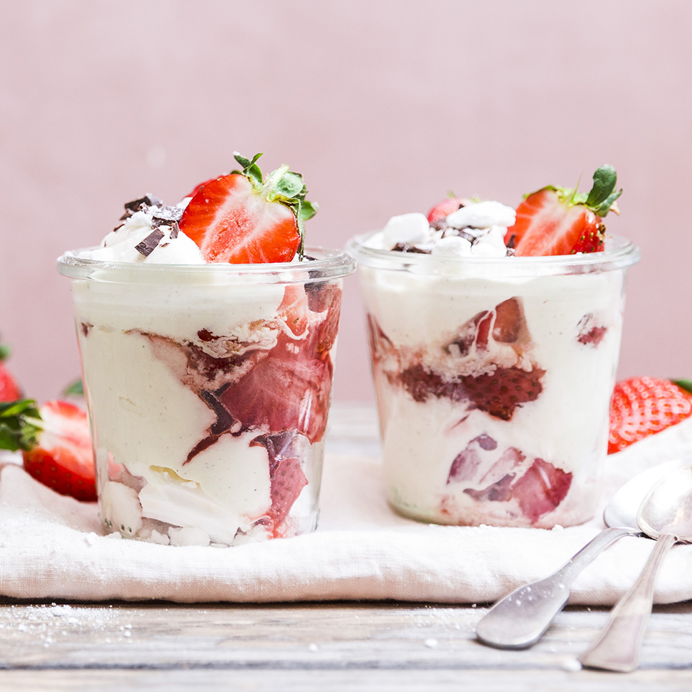 Økologiske marengs med flødeskum og søde jordbær