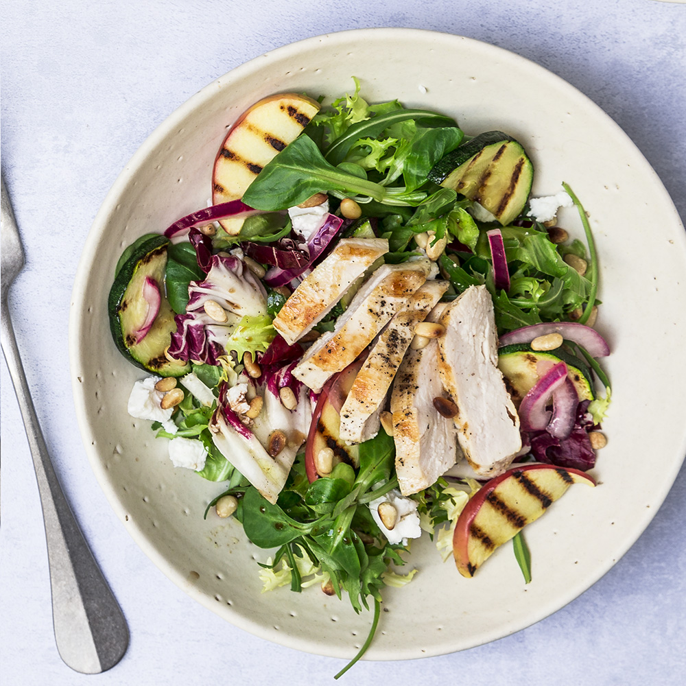 Mættende økologisk salat med æble, grillet kylling og ristede pinjekerner