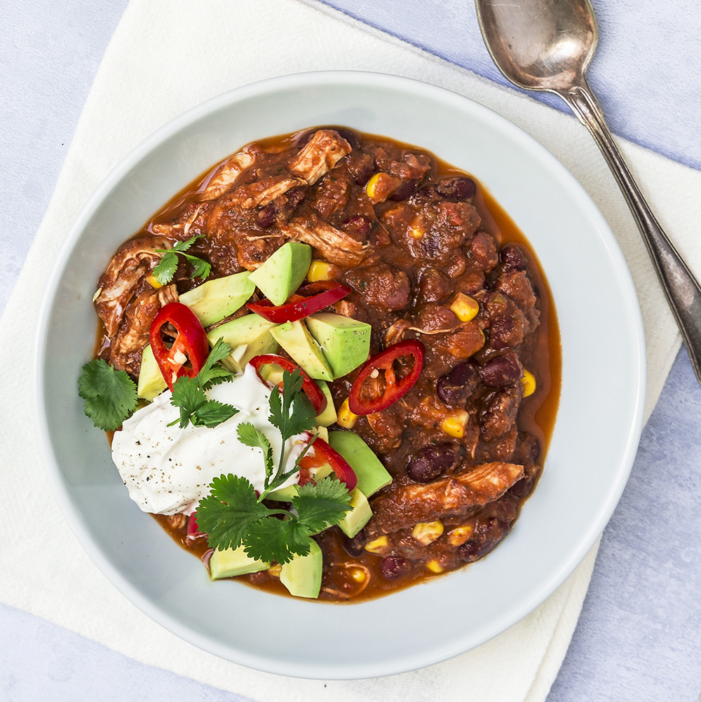 Økologisk chili con carne med revet kylling og kidneybønner