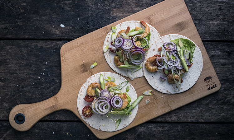 Wraps med rejer, avocado og forårsløg