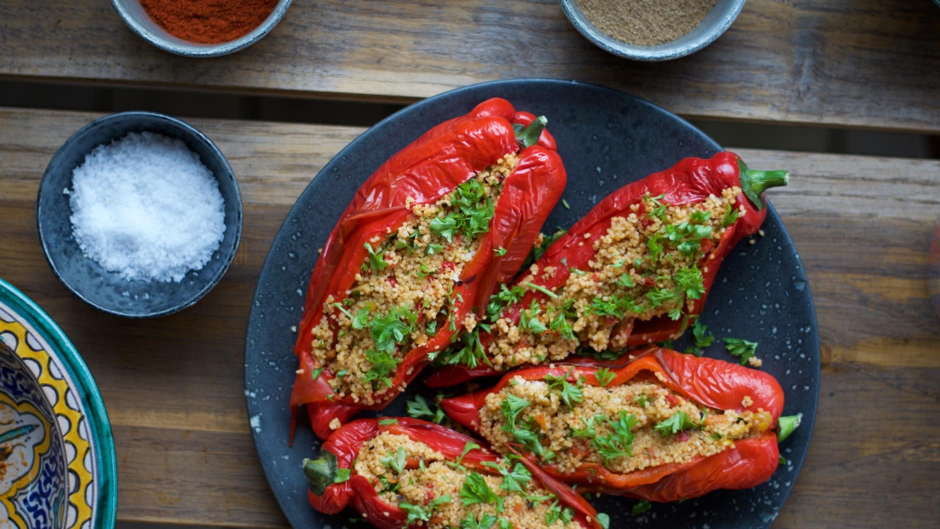 Fyldte peberfrugter med couscous og harissa