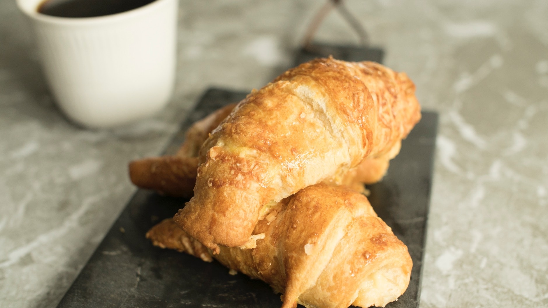 Croissant med ost og pølser